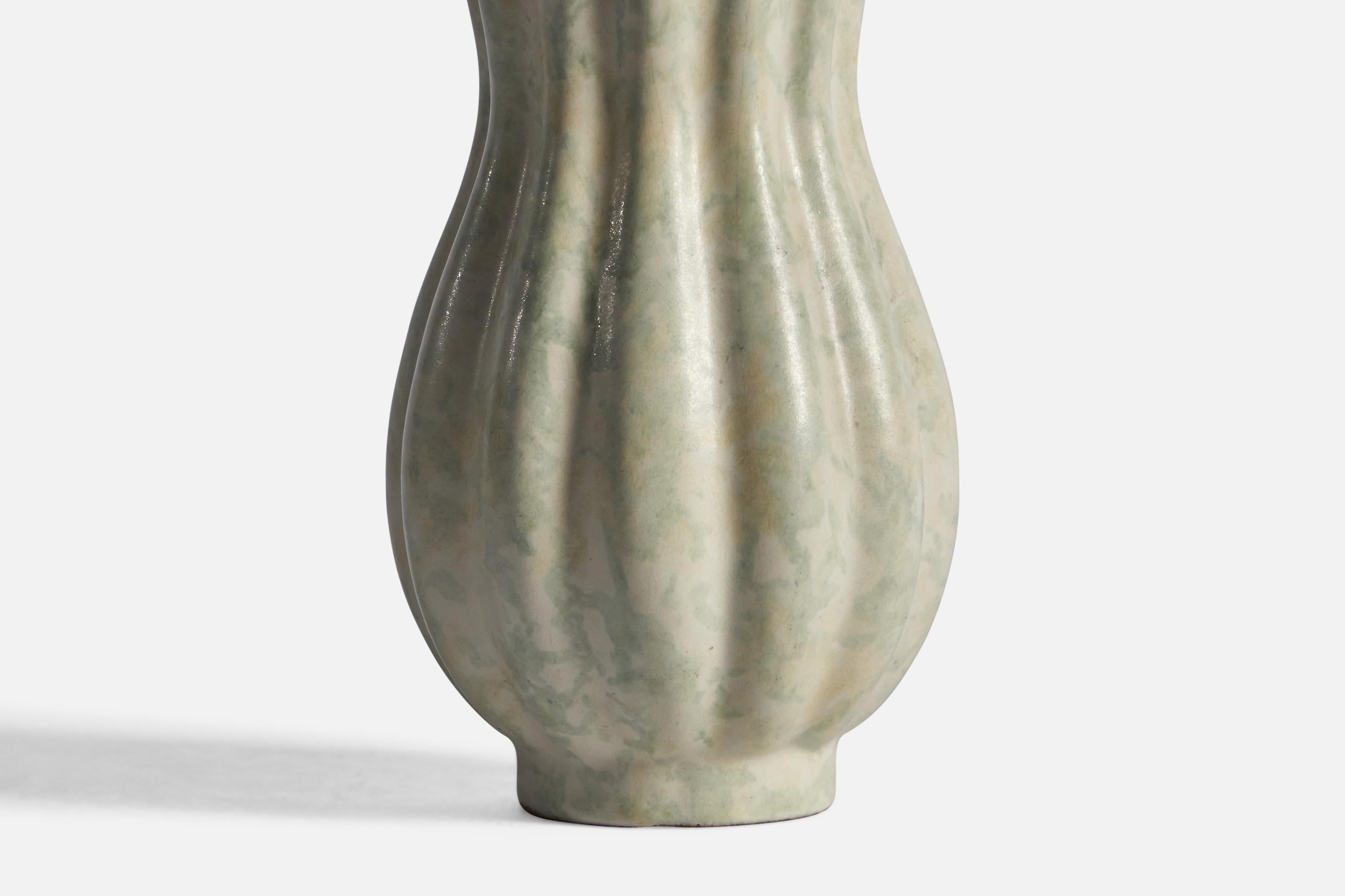 Vase en faïence de Upsala Ekeby, Suède, années 1940 Bon état - En vente à High Point, NC