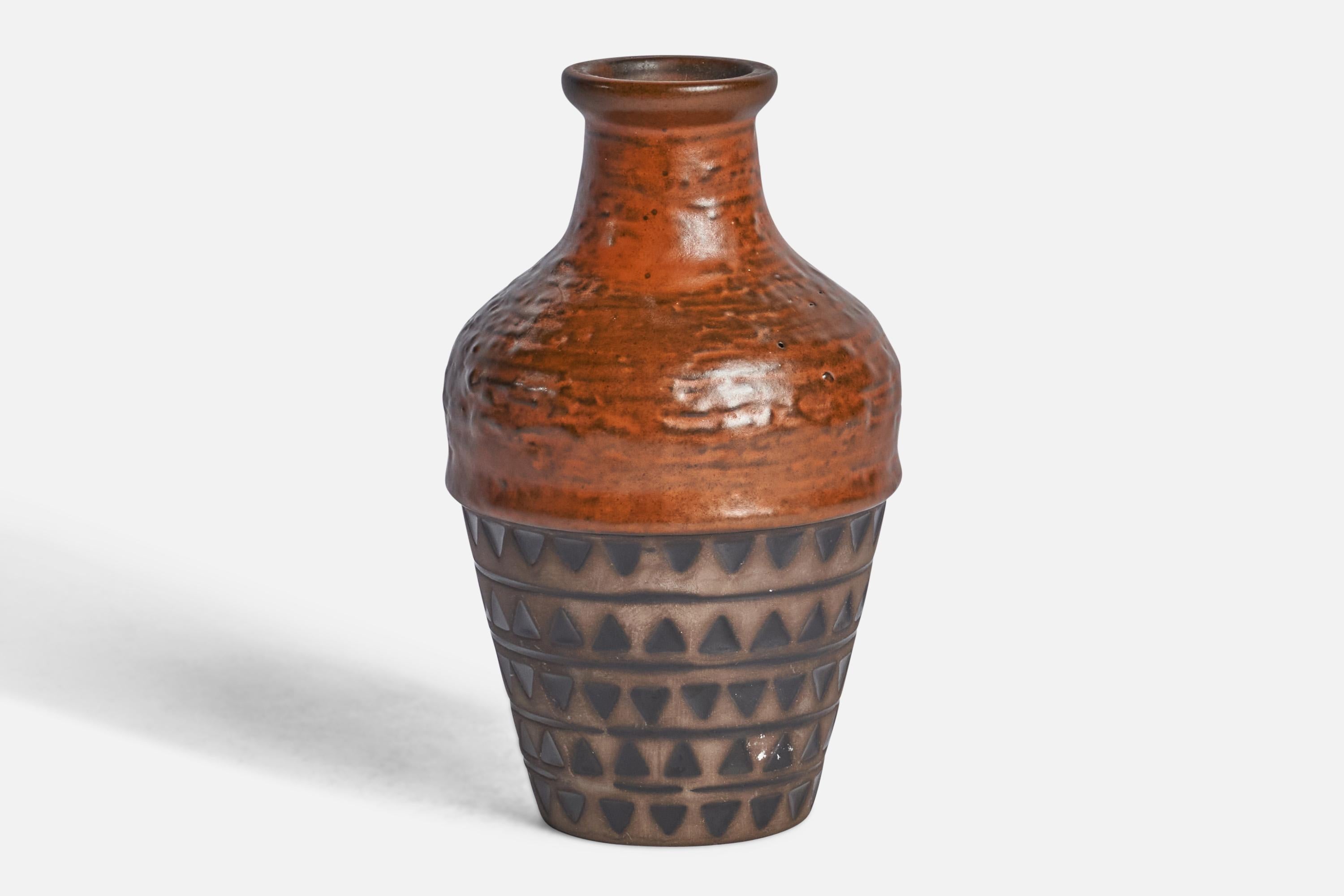 Jarrón de barro vidriado marrón y gris de Upsala Ekeby, Suecia, c. 1950.
