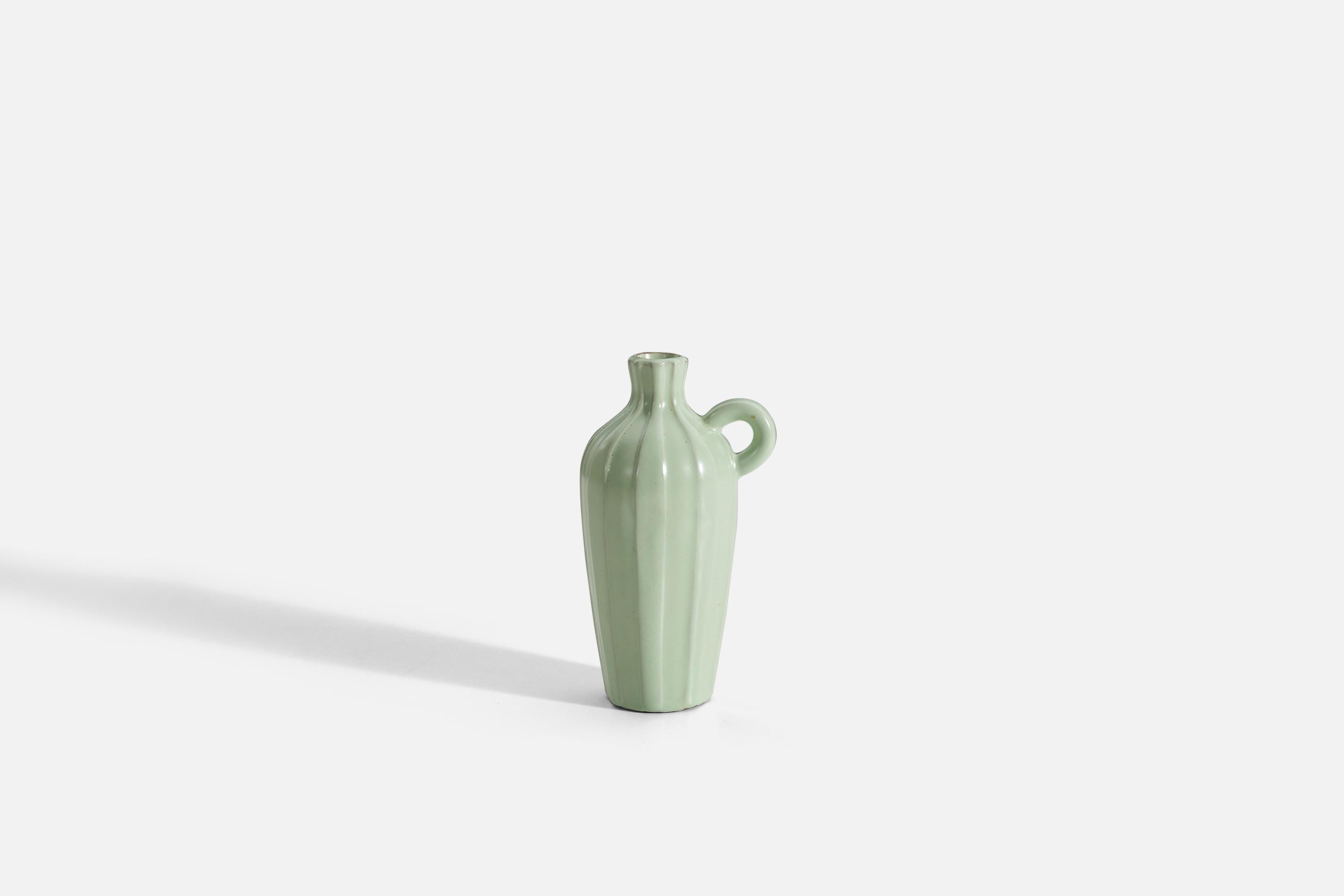 Un vase en faïence émaillée verte produit par Upsala-Ekeby, Suède, années 1940. 

 