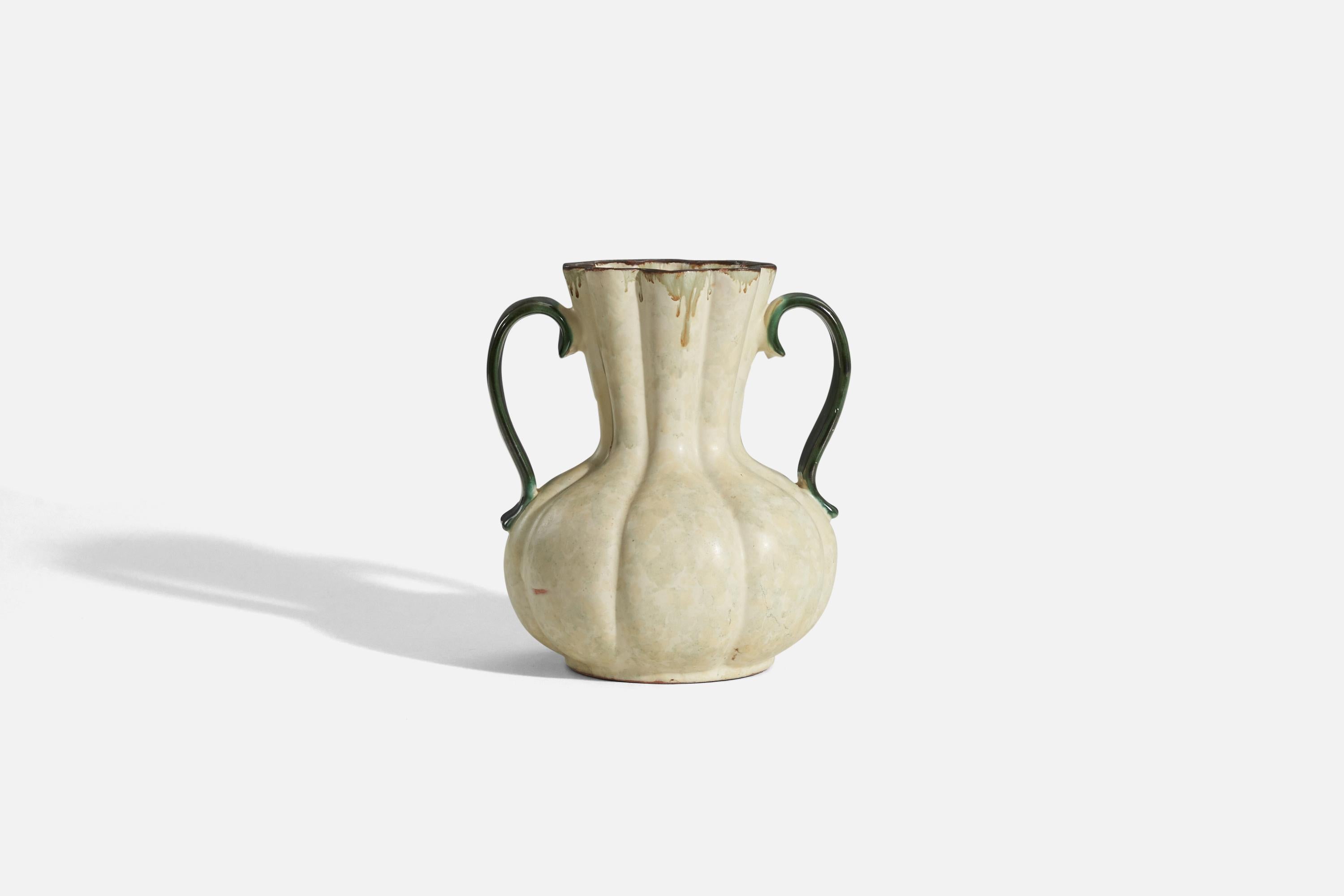 Beige und grün glasierte Vase aus Steingut, entworfen und hergestellt von Upsala-Ekeby, Schweden, 1940er Jahre.

