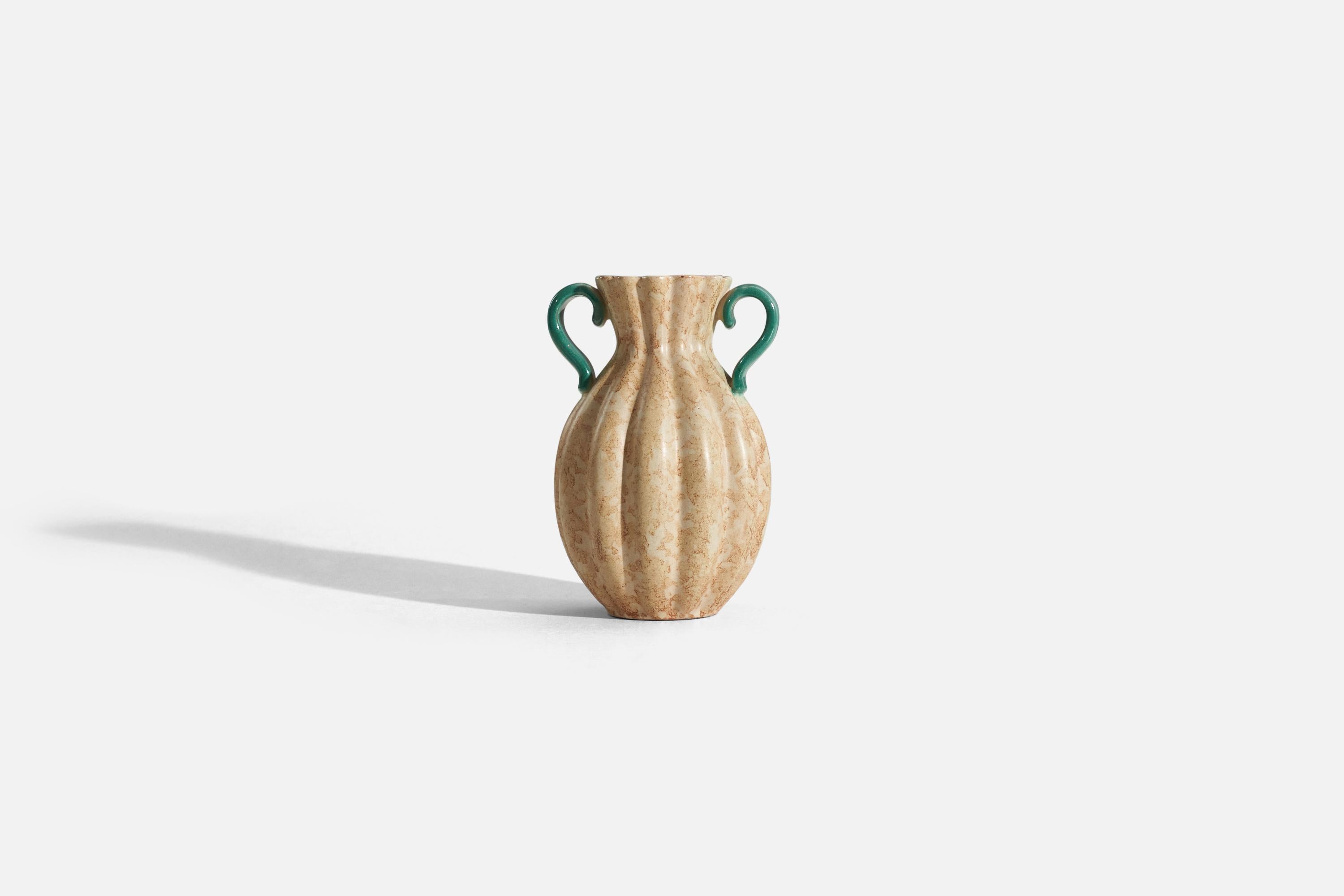 Beige und grün glasierte Vase aus Steingut, entworfen und hergestellt von Upsala-Ekeby, Schweden, 1940er Jahre.

 