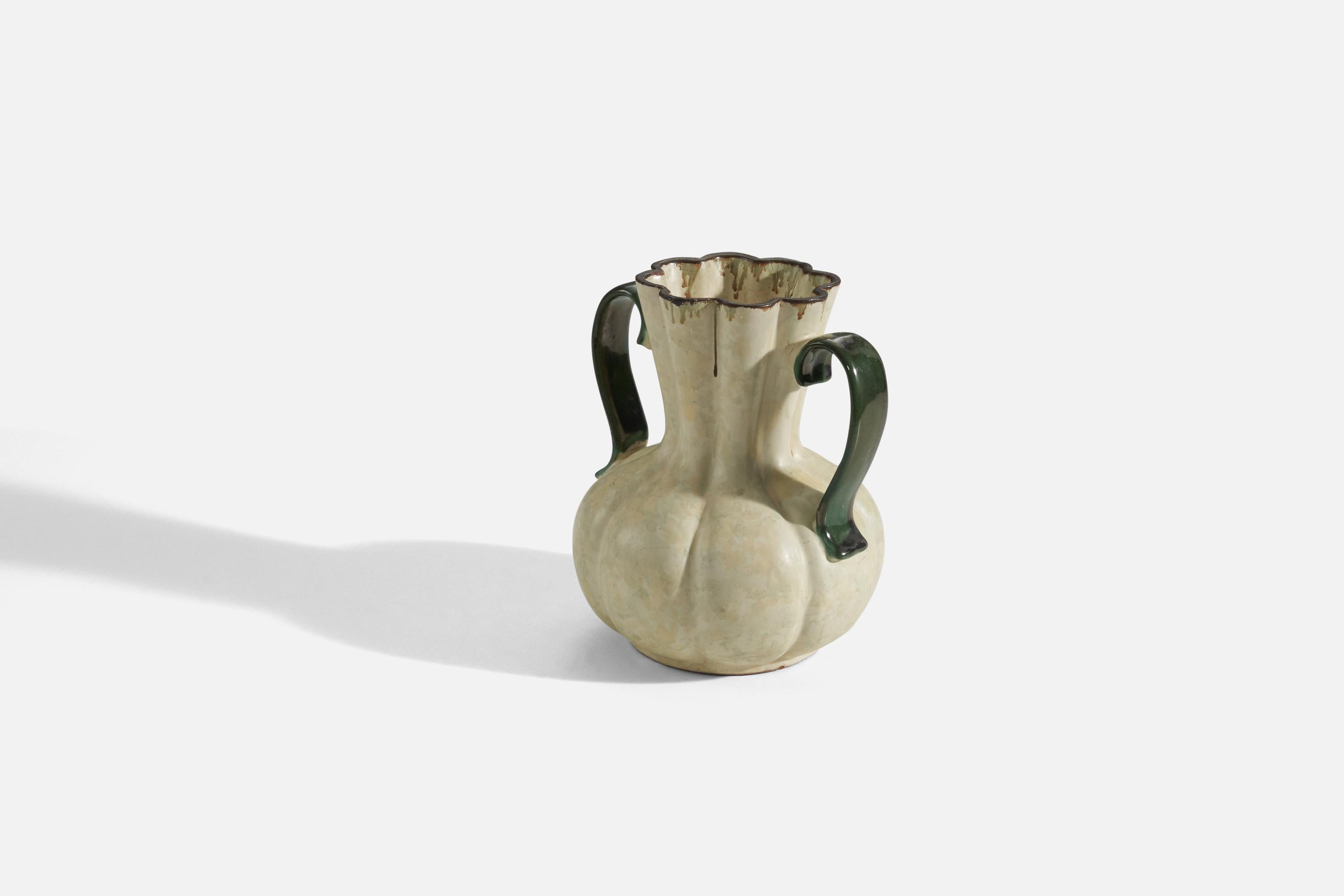 Vase vonsala-Ekeby, grün und beige glasiertes Steingut, Schweden, 1940er Jahre im Zustand „Gut“ im Angebot in High Point, NC
