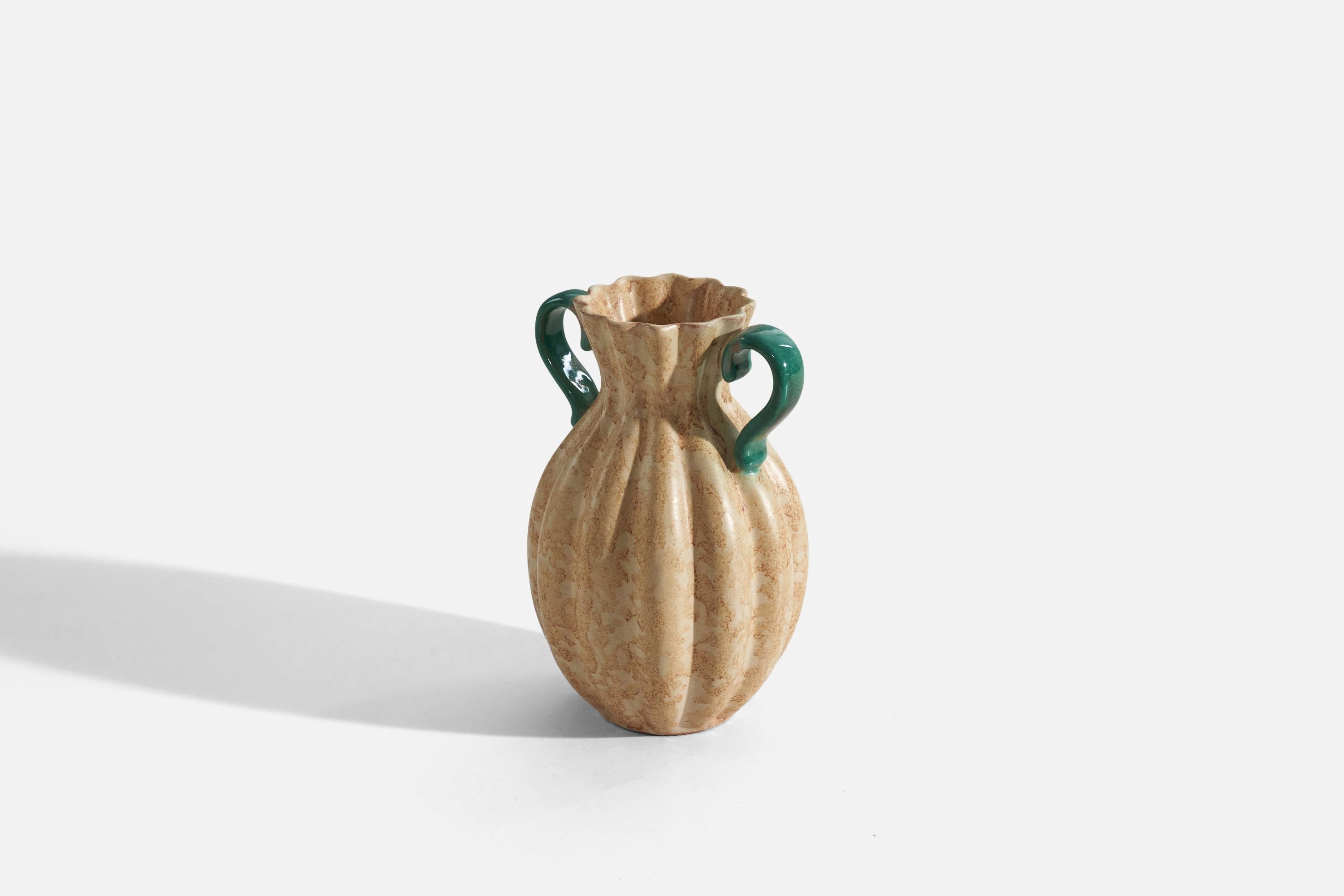 Vase vonsala-Ekeby, grün und beige glasiertes Steingut, Schweden, 1940er Jahre im Zustand „Gut“ im Angebot in High Point, NC