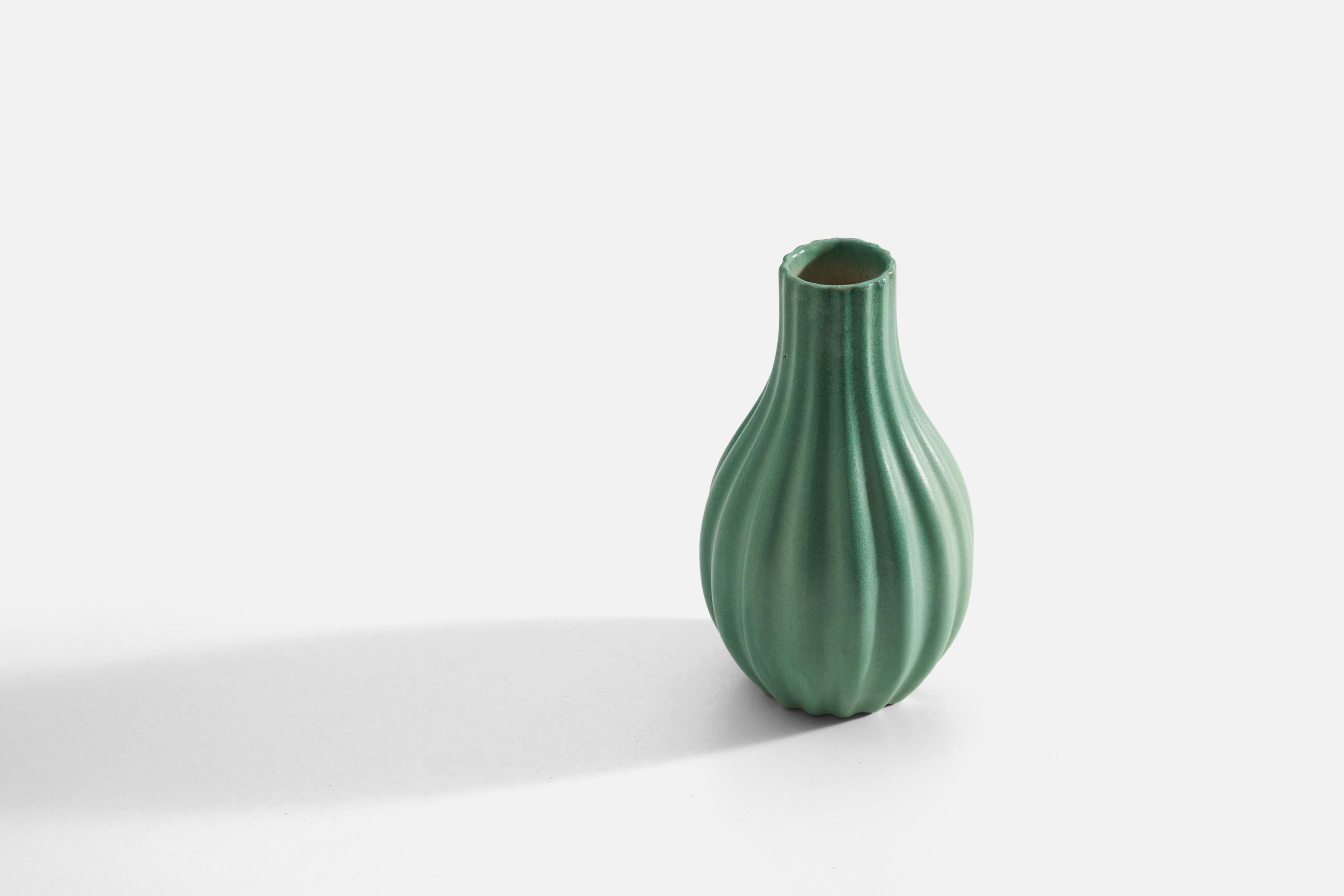 Un vaso di terracotta smaltata verde. Progettato e prodotto da Upsala Ekeby, Svezia, 1940.

