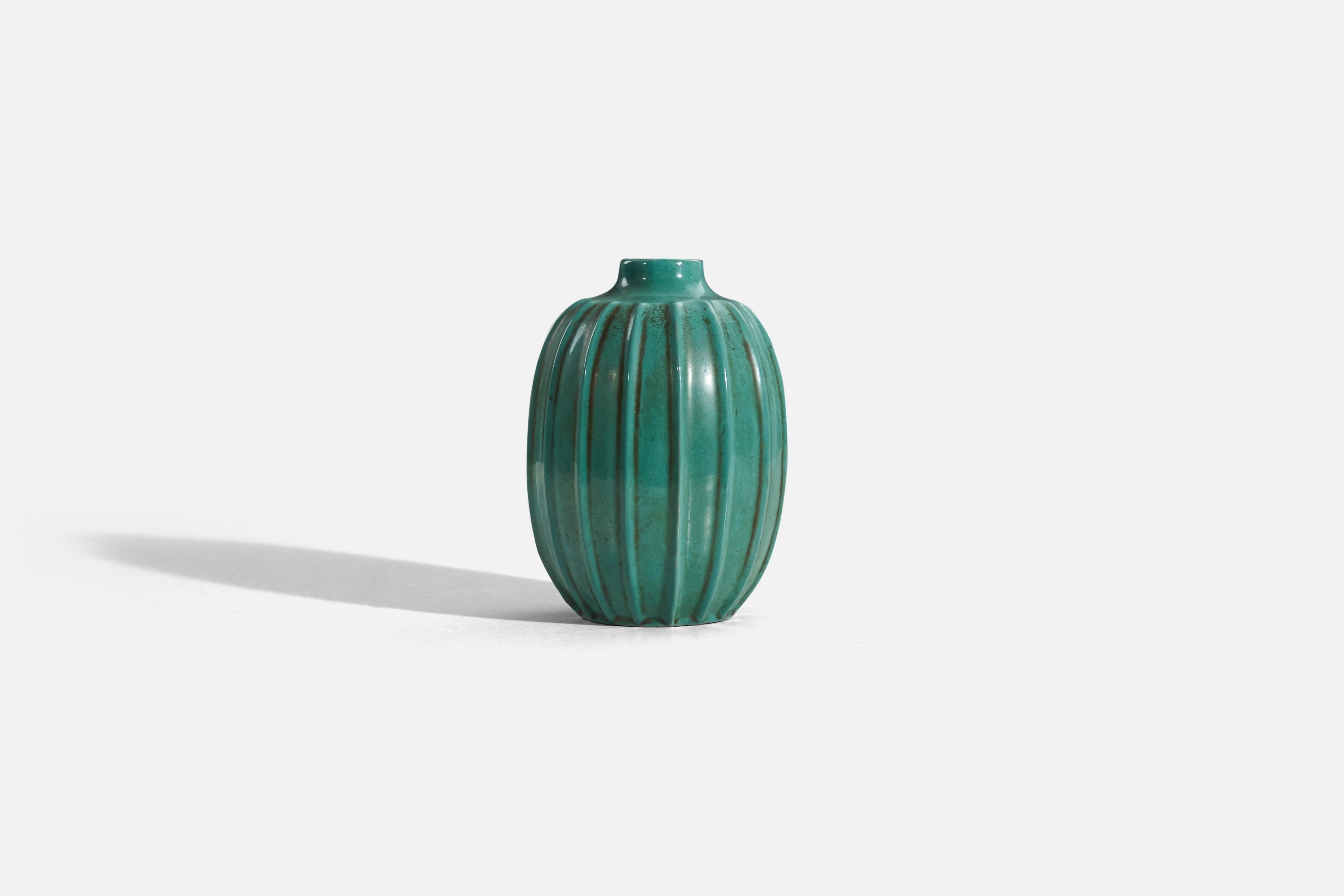 Vaso di terracotta smaltata verde progettato e prodotto da Upsala Ekeby, Svezia, anni '40. 

