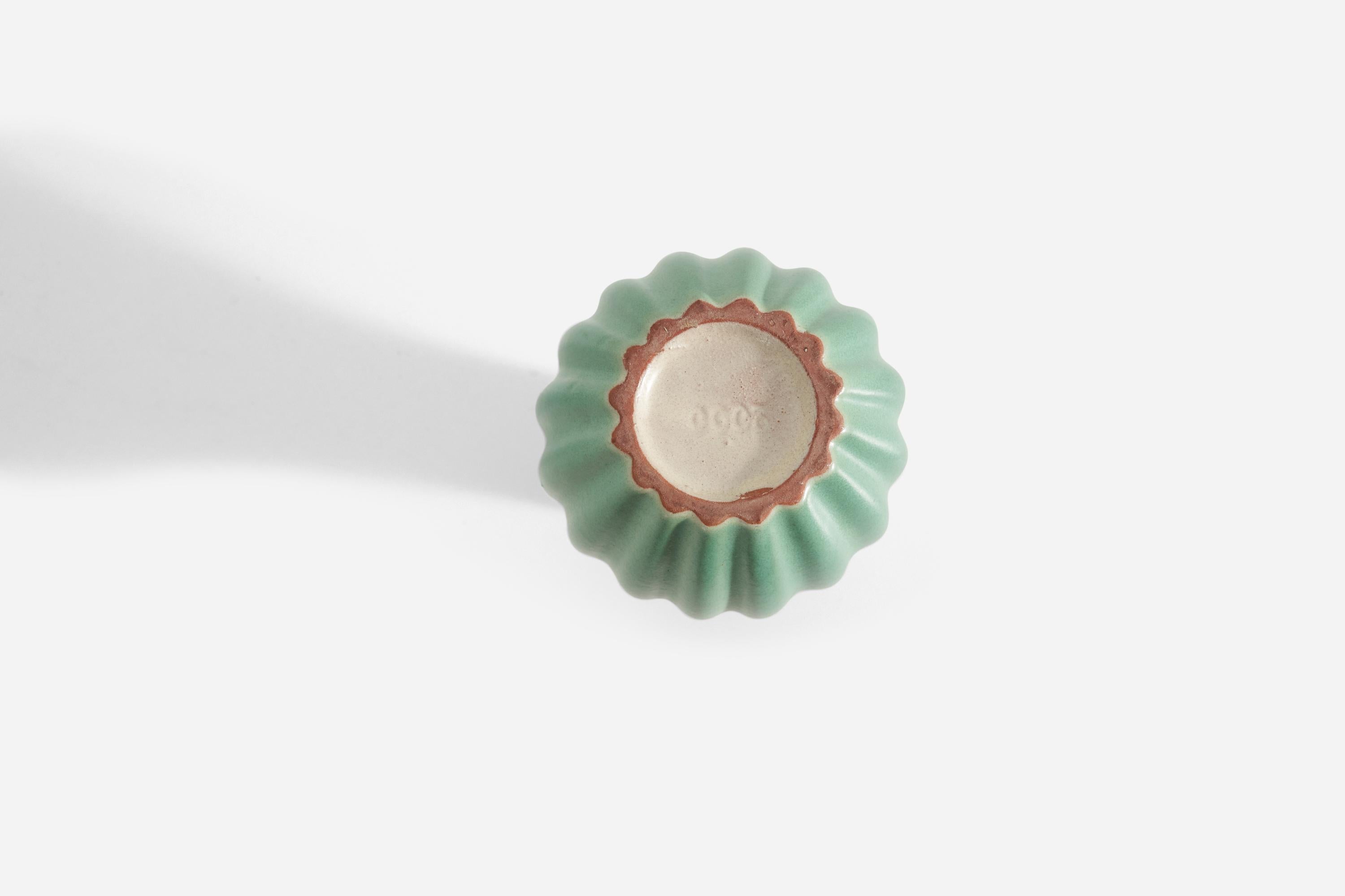Upsala Ekeby, Vaso, Terracotta smaltata verde, Svezia, anni '40 In condizioni buone in vendita a High Point, NC