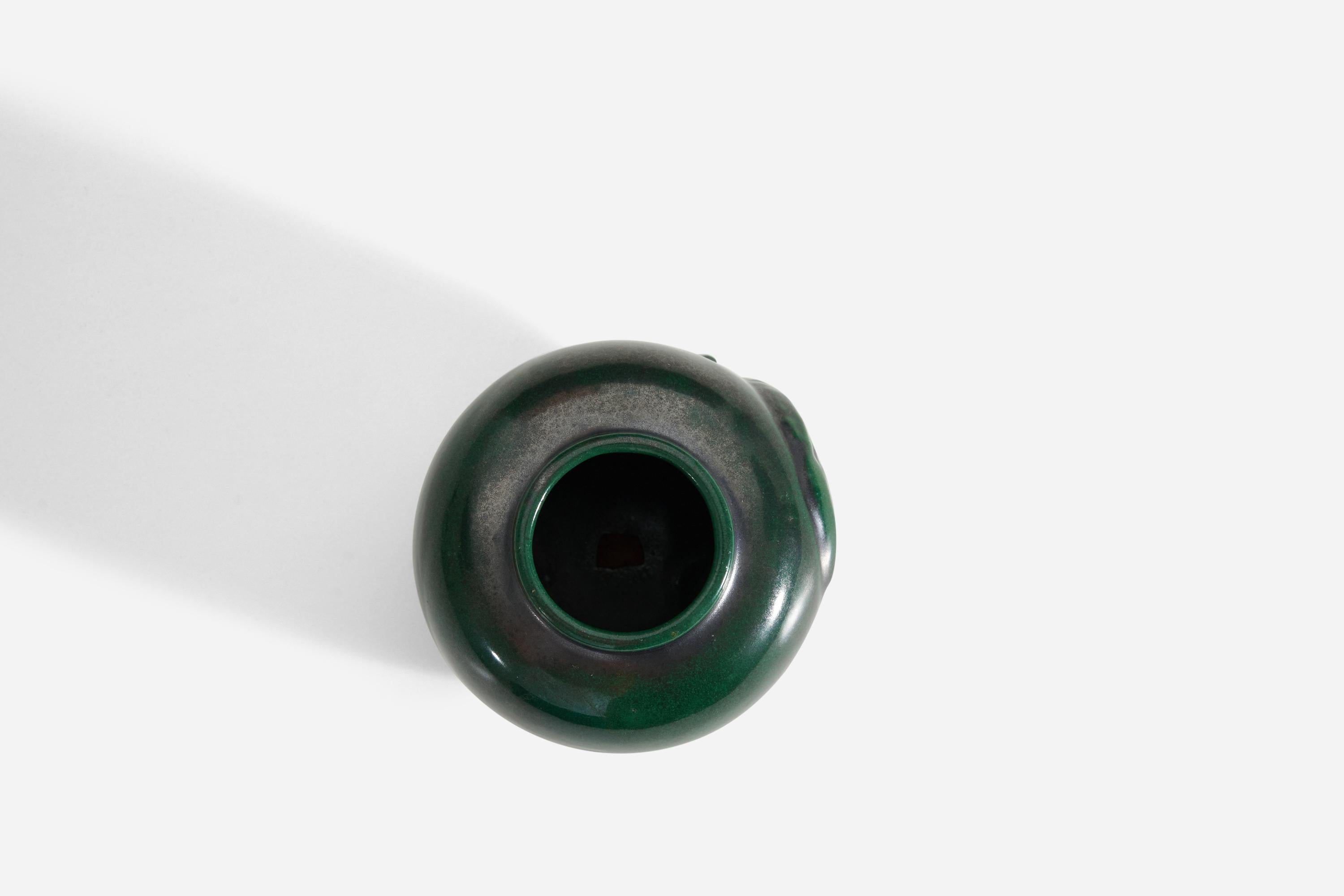 Metà XX secolo Upsala Ekeby, Vaso, Terracotta smaltata verde, Svezia, anni '40 in vendita