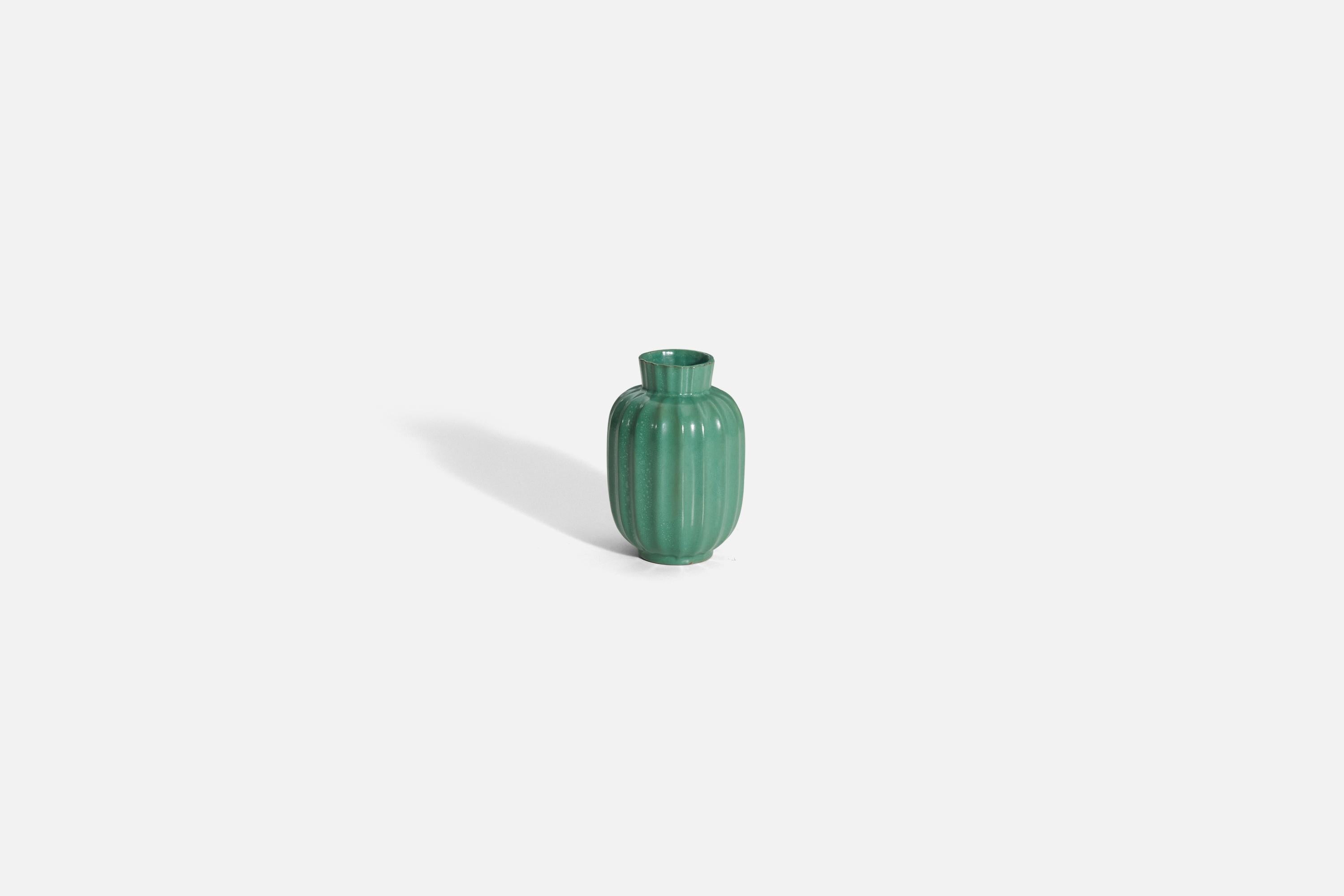 Art Déco Upsala Ekeby, Vaso, Terracotta incisa a smalto verde, Svezia, anni '40 in vendita