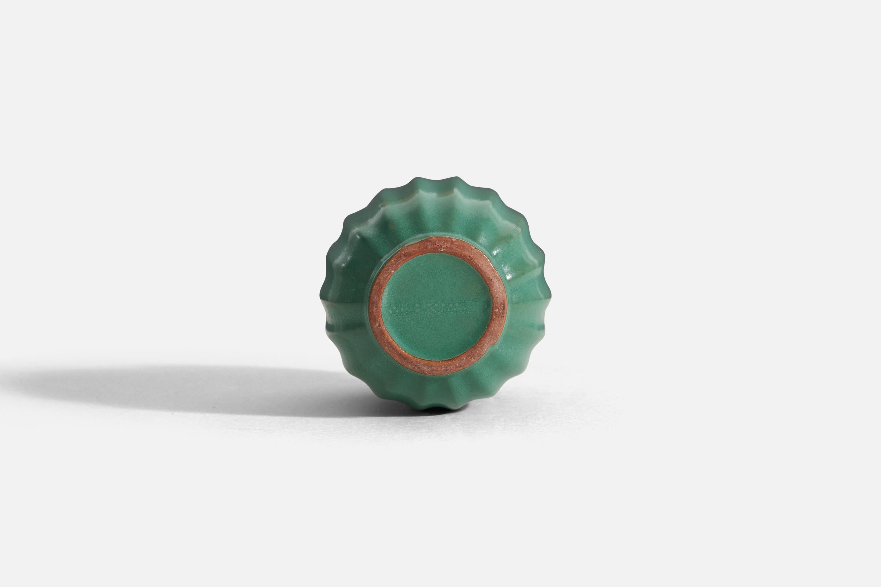 Metà XX secolo Upsala Ekeby, Vaso, Terracotta incisa a smalto verde, Svezia, anni '40 in vendita