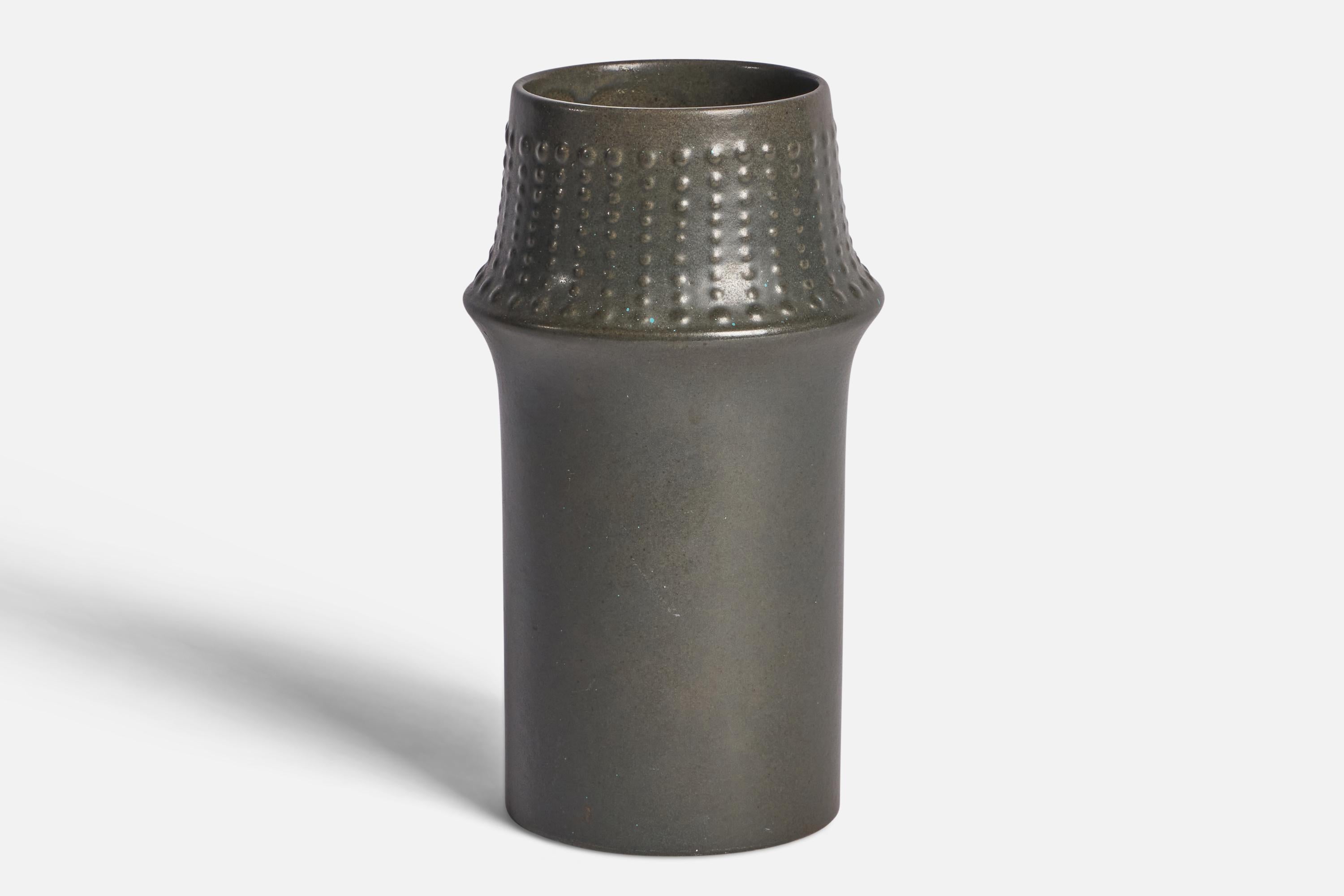 Un vase moderniste. Produit par Gefle, Upsala-Ekeby, Suède, vers les années 1950. Faïence. Estampillé.

Parmi les autres designers de l'époque figurent Ettore Sottsass, Carl Harry Stålhane, Lisa Larsson, Axel Salto et Arne Bang.