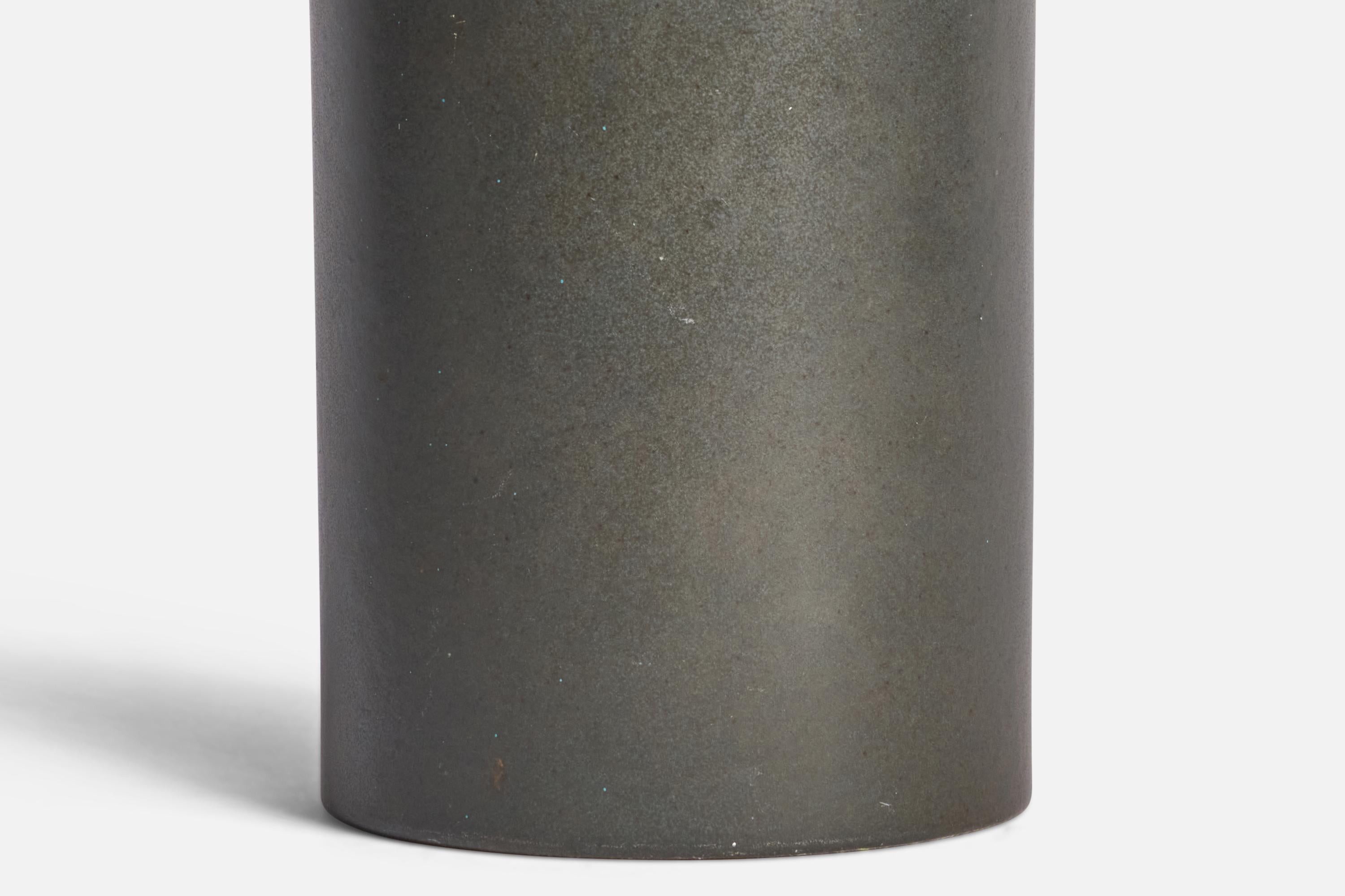 Vase en faïence émaillée grise de Upsala-Ekeby, Suède, années 1950 Bon état - En vente à High Point, NC