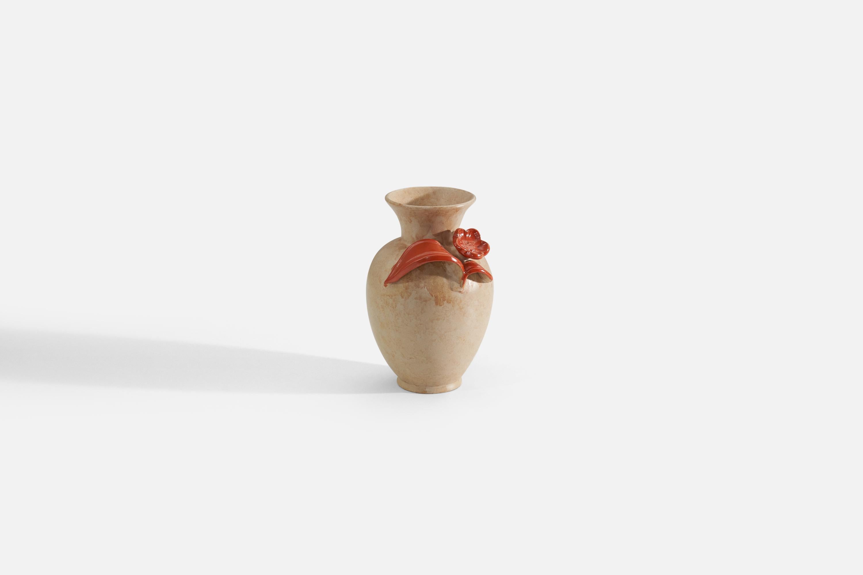 Un vase en faïence émaillée beige et avec une ornementation florale sculpturale orange produit par Upsala-Ekeby, Suède, années 1940. 
 