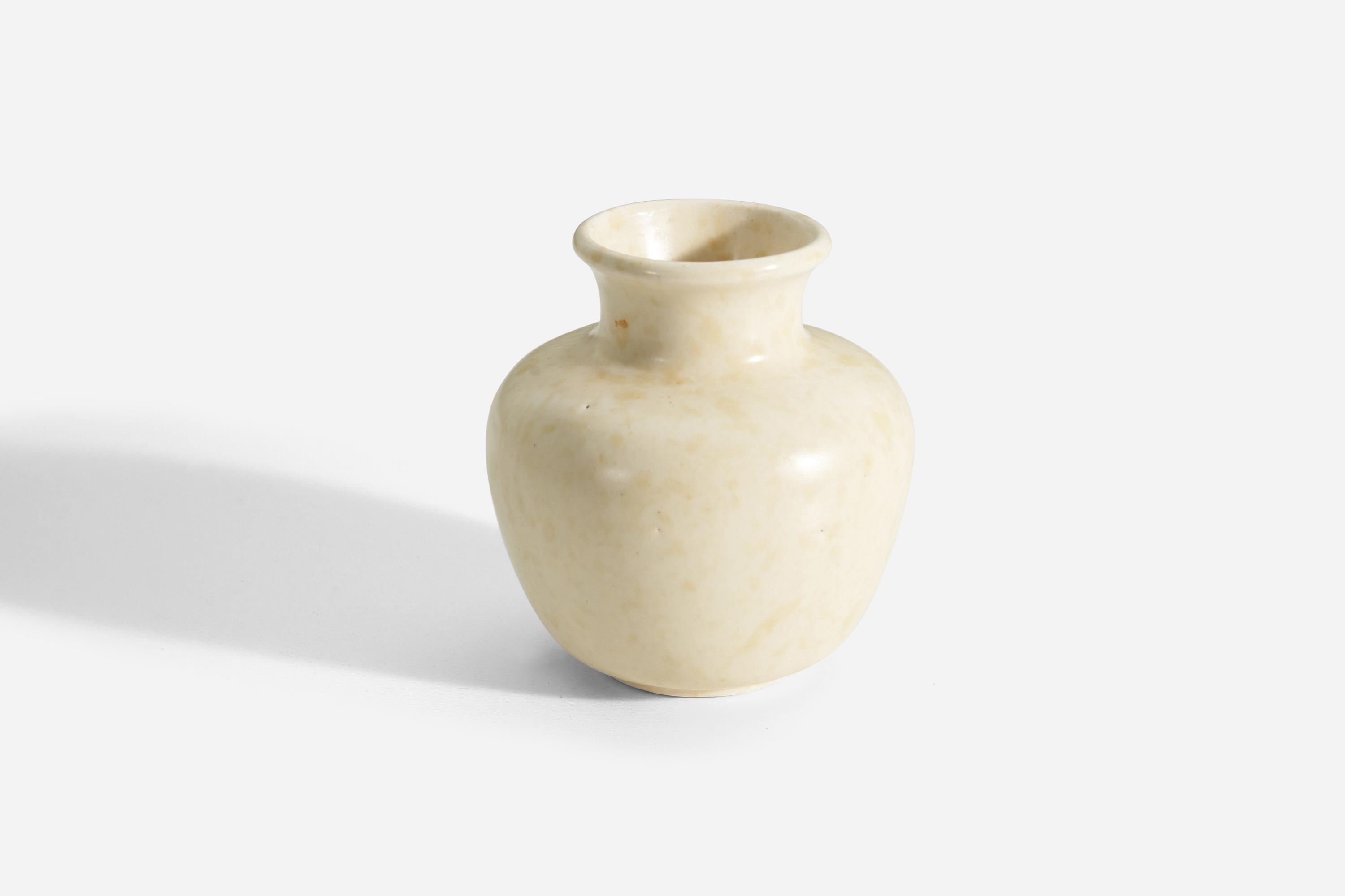 Vase aus weiß/beige glasiertem Steingut, entworfen und hergestellt von Upsala Ekeby, Schweden, ca. 1930-1940er Jahre.