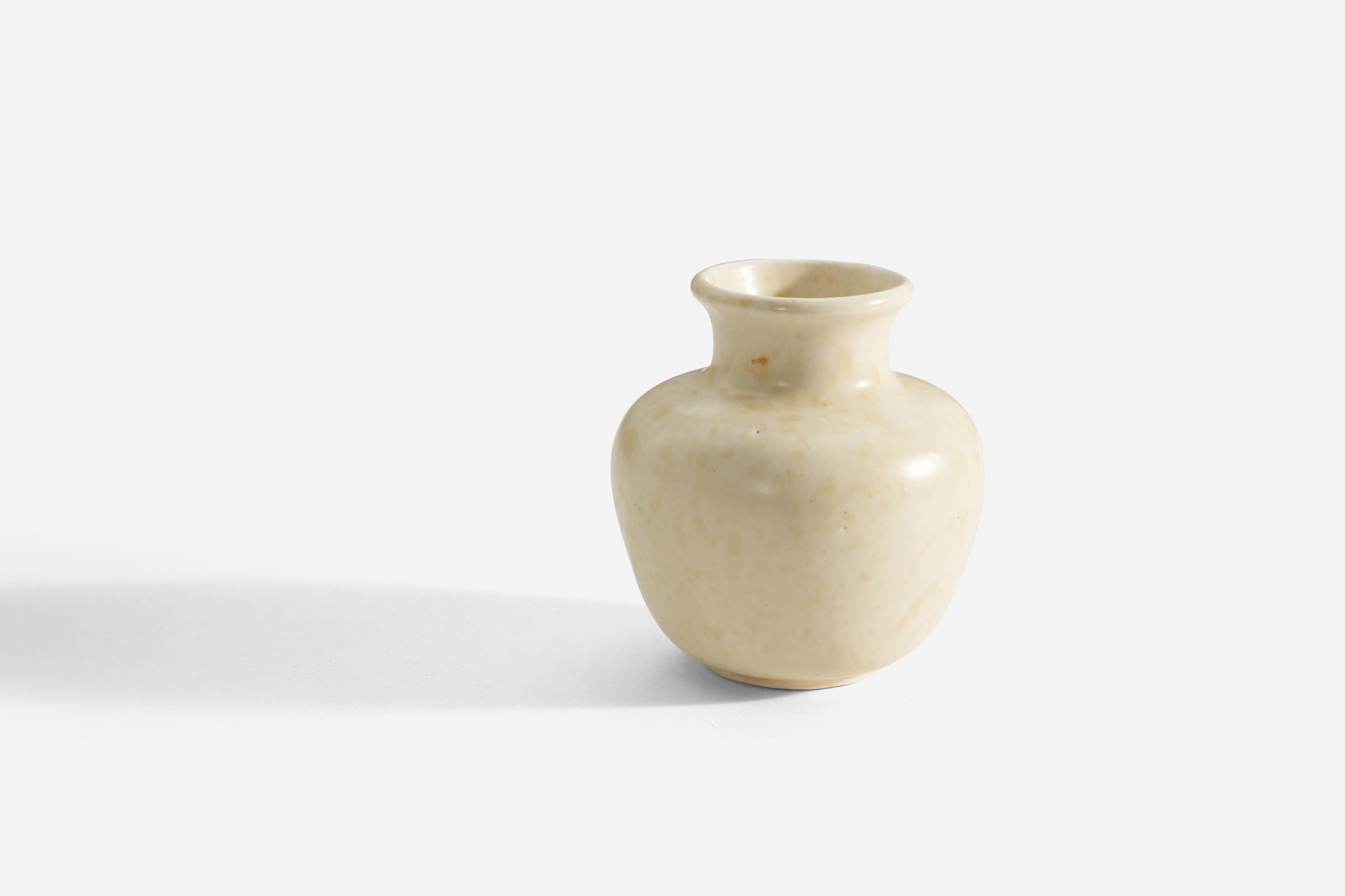 Mid-Century Modern Vase en faïence émaillée blanche de Upsala Ekeby, Suède, vers 1940 en vente