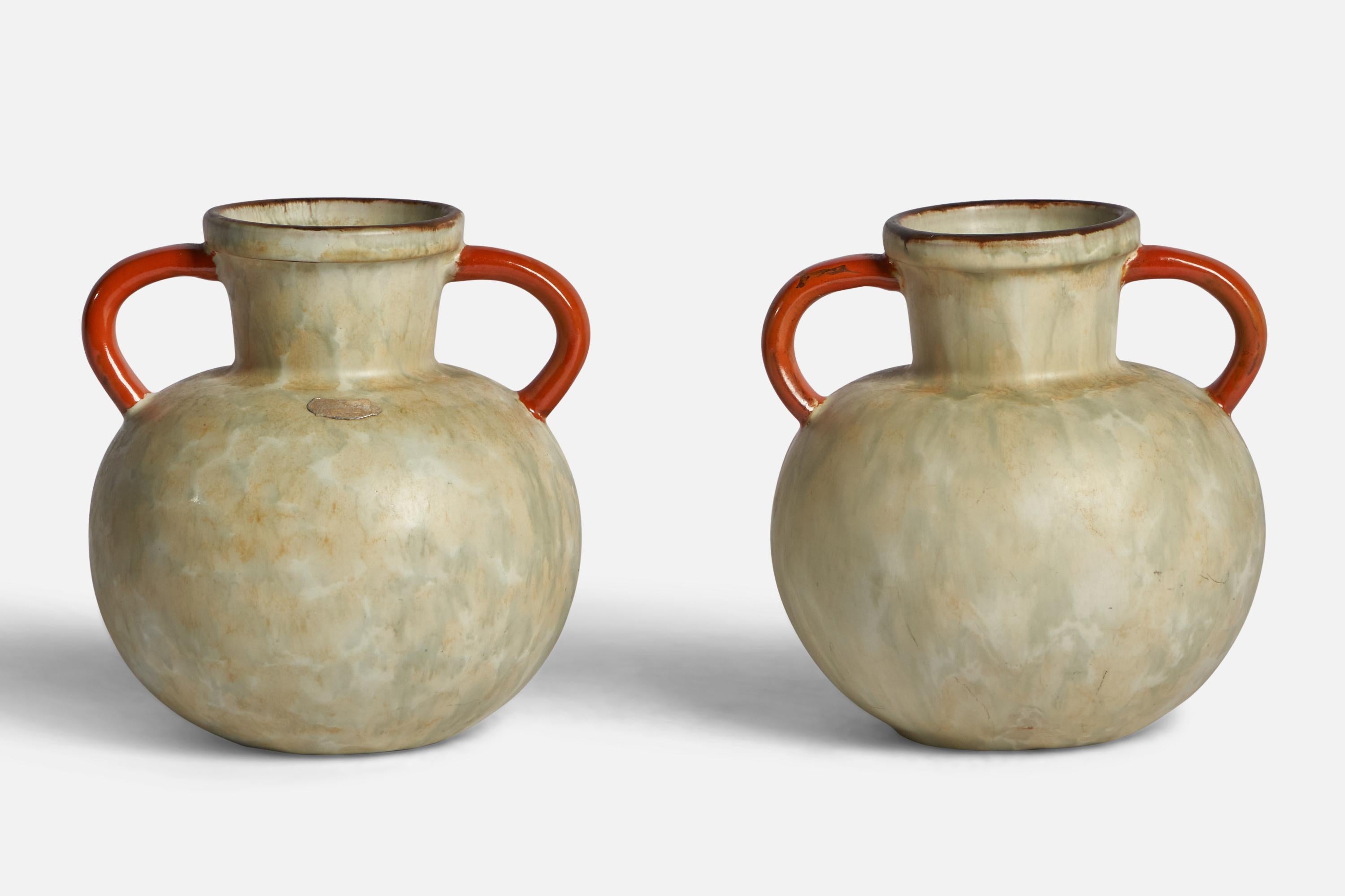 Paire de vases en faïence beige et orange conçus et produits par Upsala Ekeby, Suède, années 1930.

Tampon 
