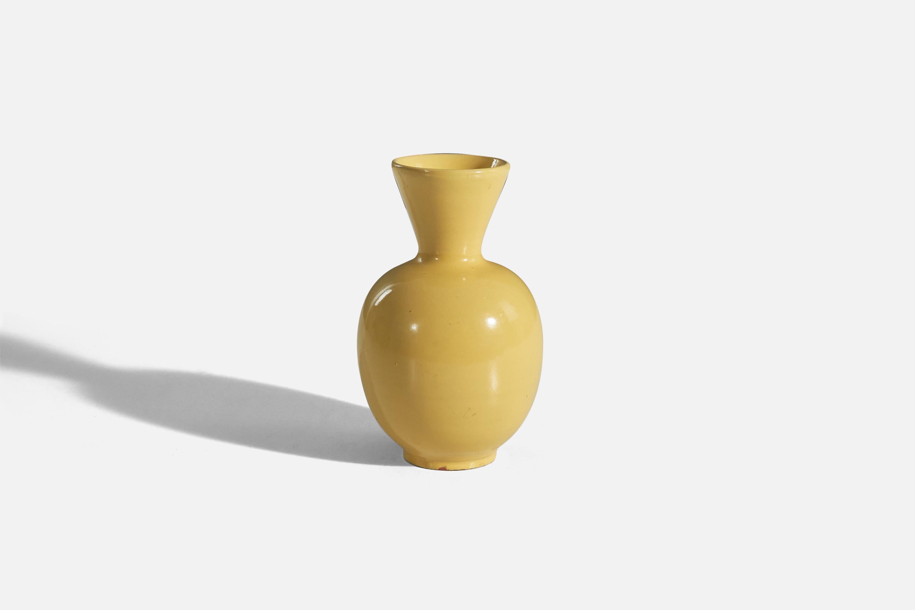 Un vase jaune en faïence émaillée conçu et produit par Upsala-Ekeby, Suède, années 1940.

