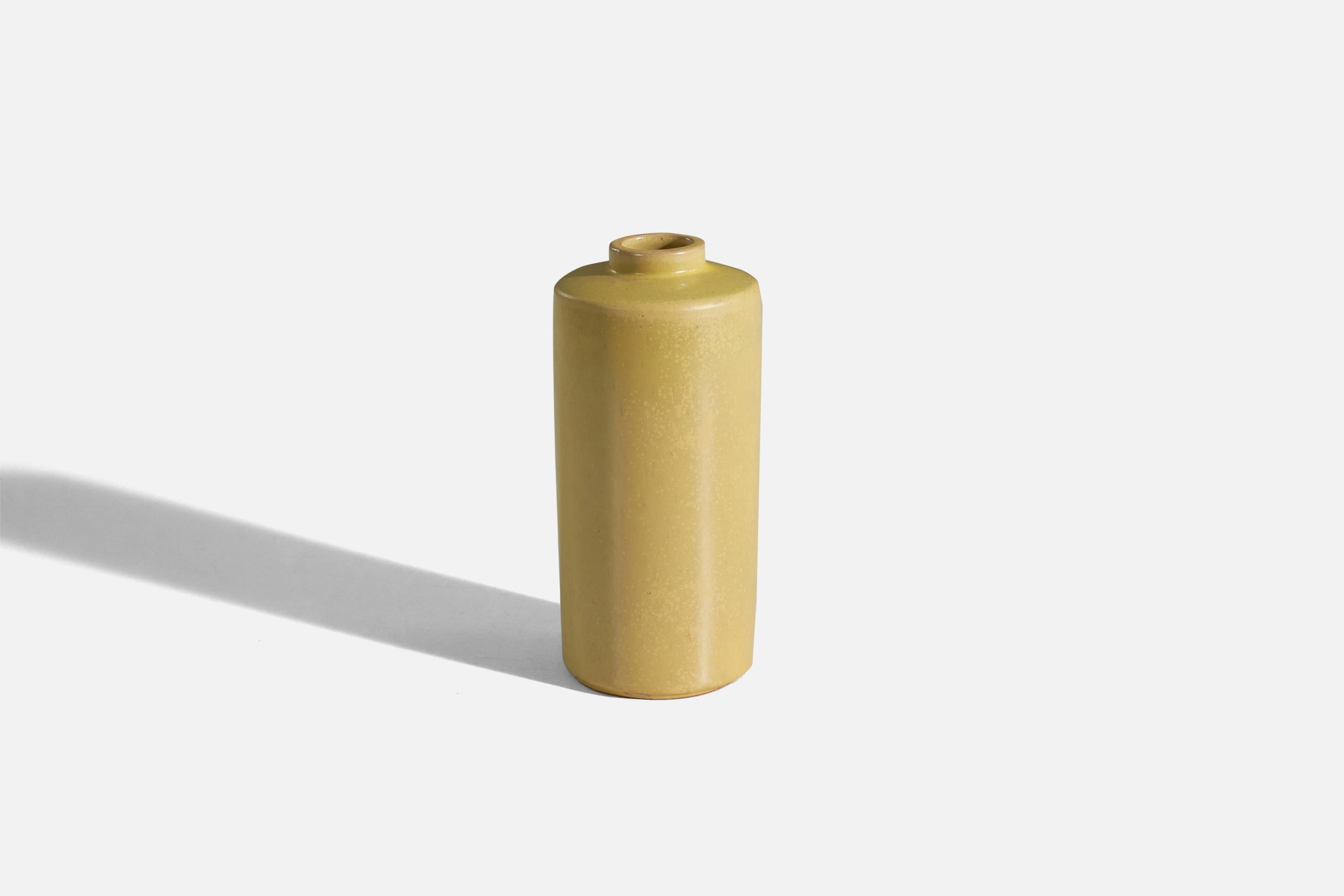 Vase en faïence émaillée jaune conçu et produit par Upsala/One, Suède, années 1940.

