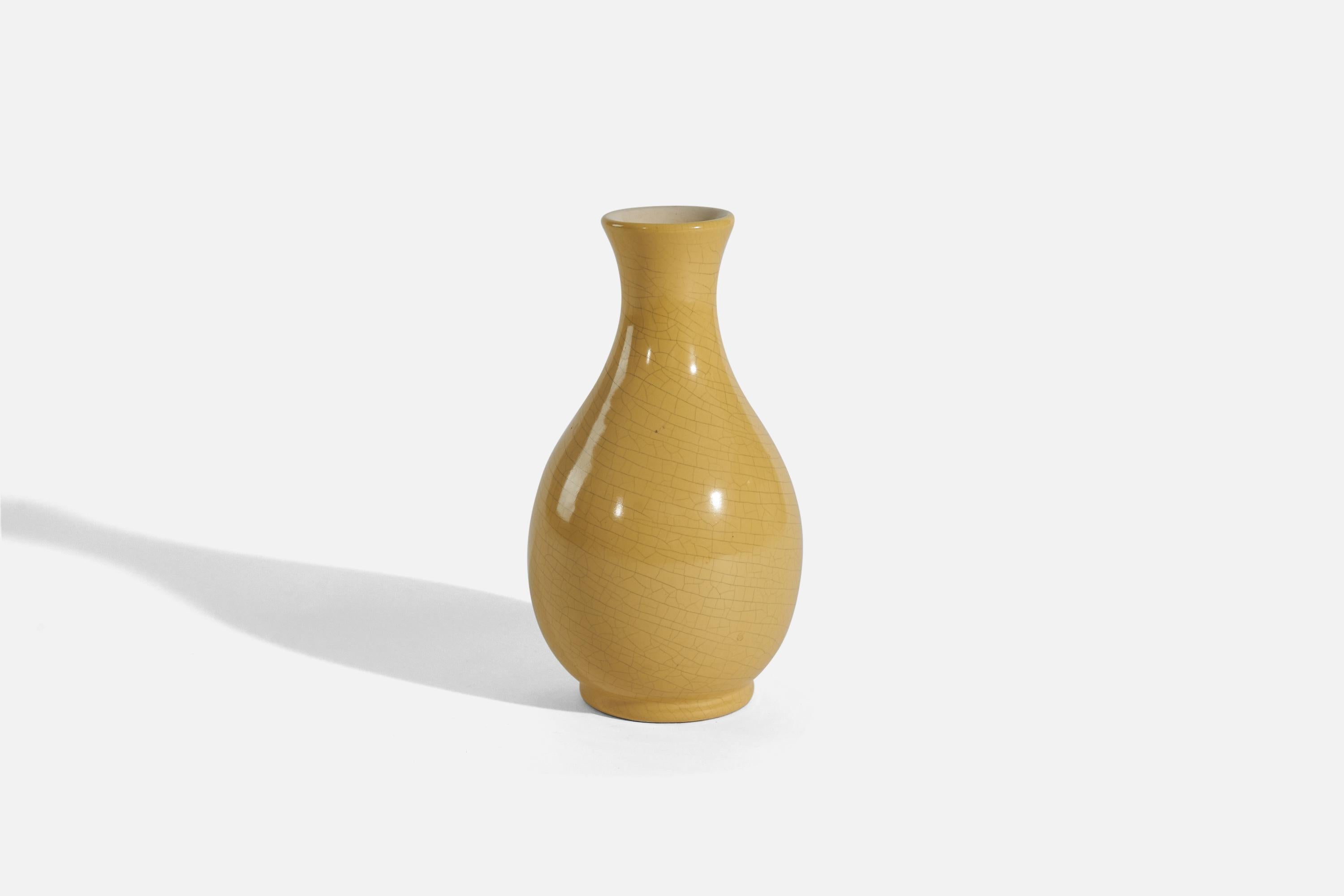 Un vase jaune en faïence émaillée conçu et produit par Upsala-Ekeby, Suède, années 1940.

