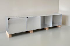 Minimalistische, niedrige Sideboard-Anrichte „Upton“ aus Aluminiumblech. Vinyl-Lagerung.