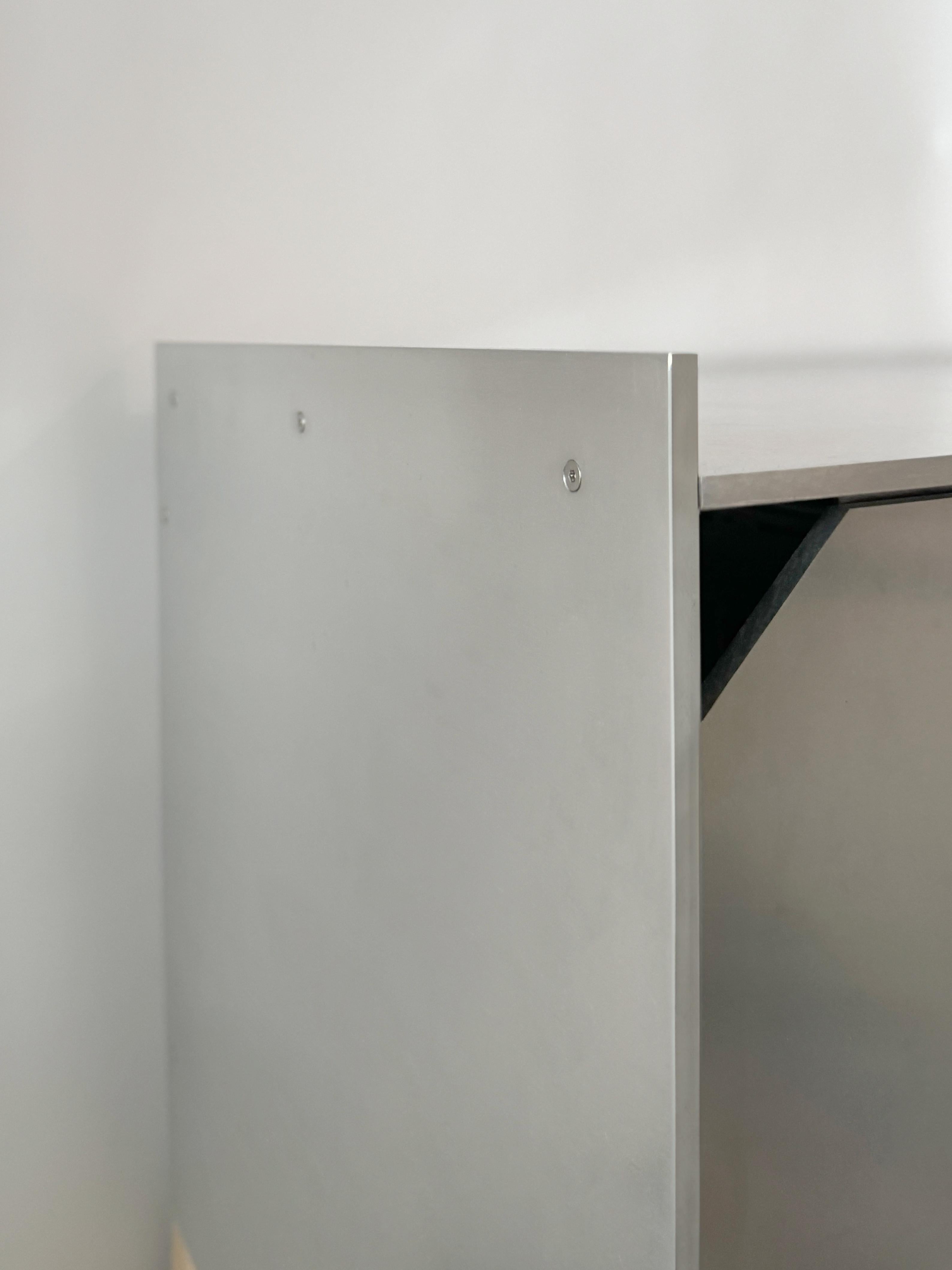 Minimalistische, niedrige Sideboard-Anrichte „Upton“ aus Aluminiumblech. Vinyl-Lagerung. (21. Jahrhundert und zeitgenössisch) im Angebot