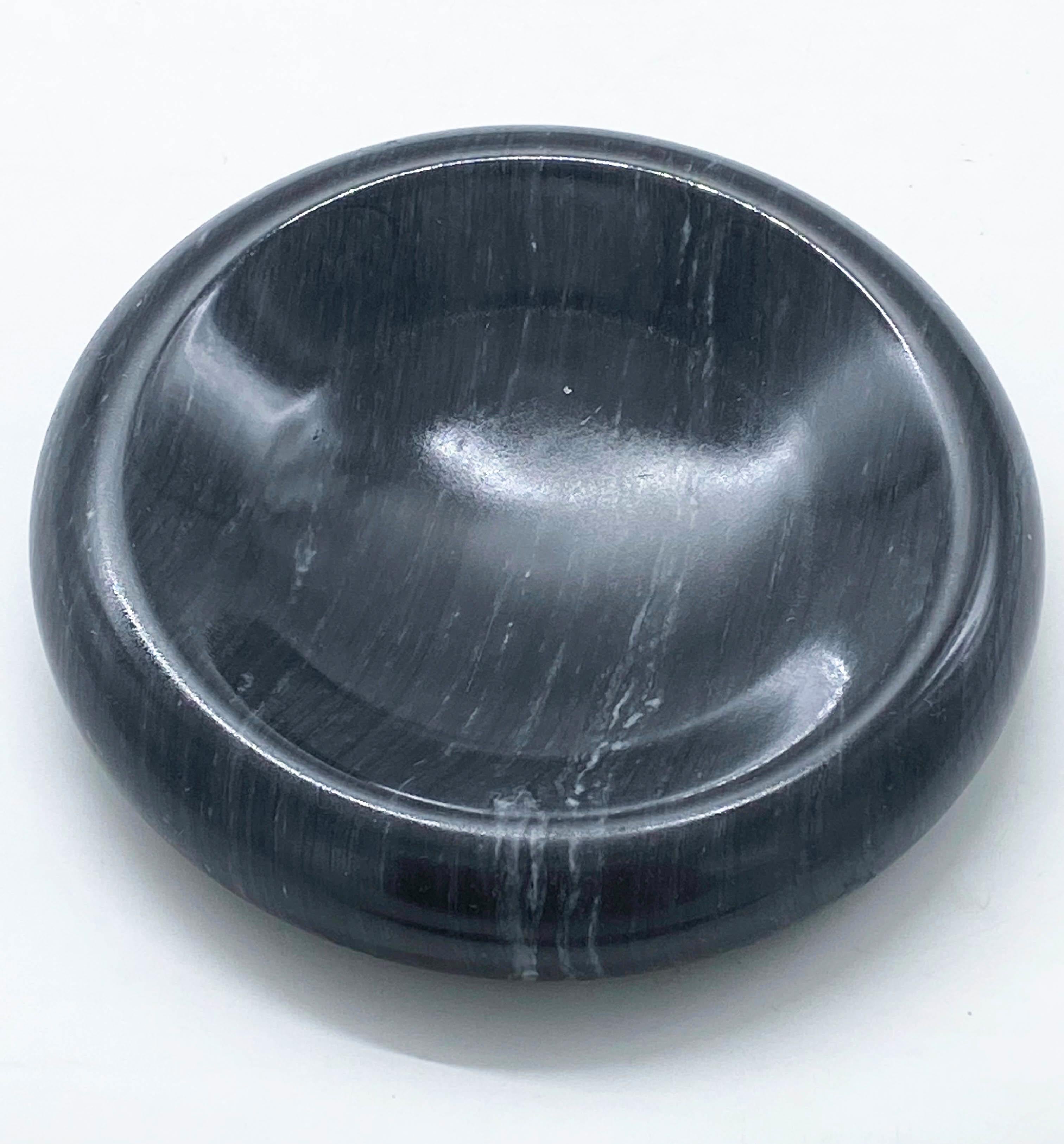 Round tray or centrepiece in Marquina Black Marble with various shades and veining, handmade by Italian craftsmen specialised in marble processing. In the style of UP & UP 1970.