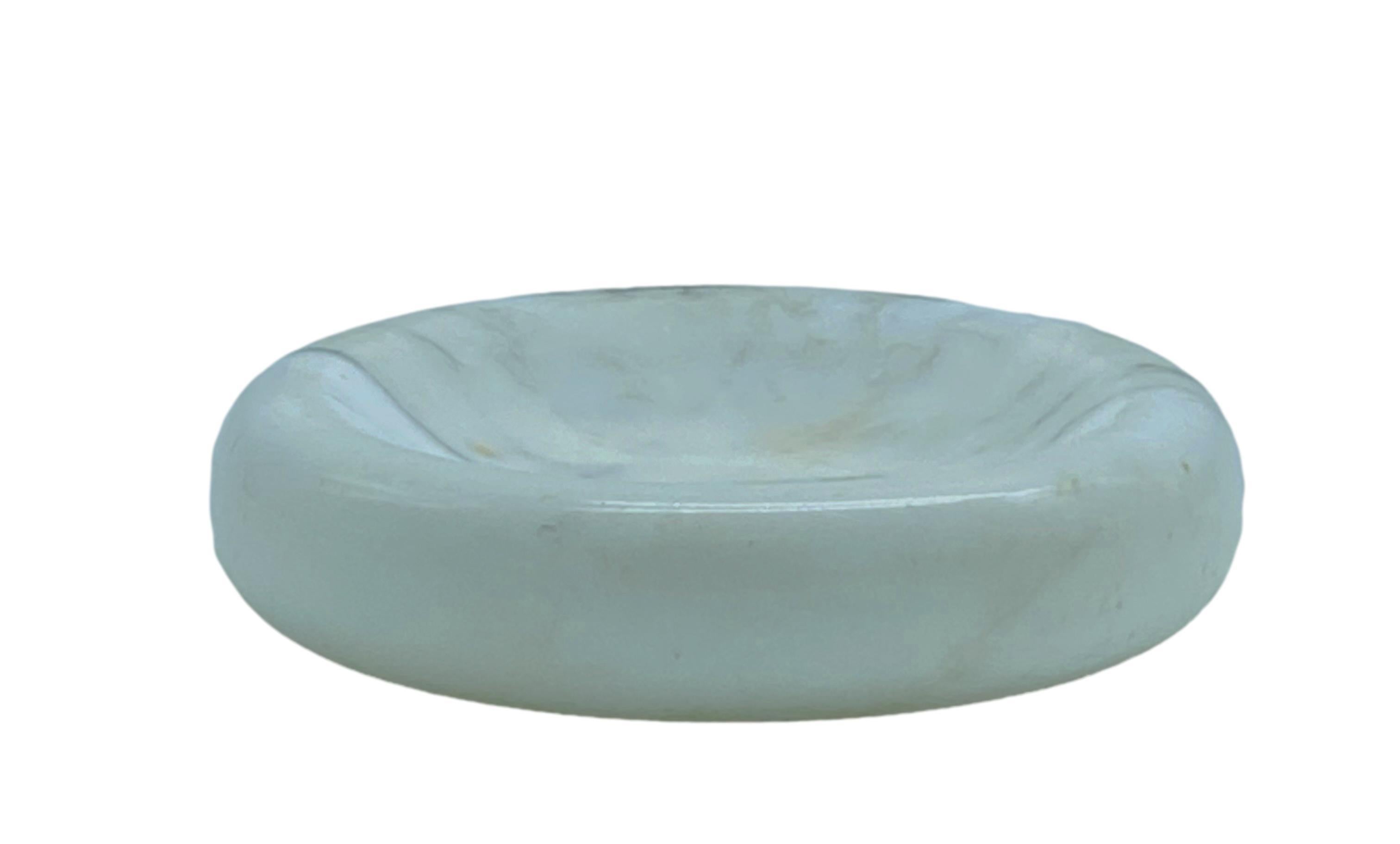 Round tray or centrepiece in White Marble with various shades and veining, handmade by Italian craftsmen specialised in marble processing. In the style of Up & Up 1970.