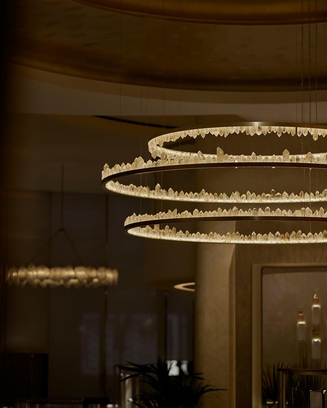 Lampada a sospensione in cristallo di quarzo naturale ad anello circolare Upward di Christopher Boots in vendita 8