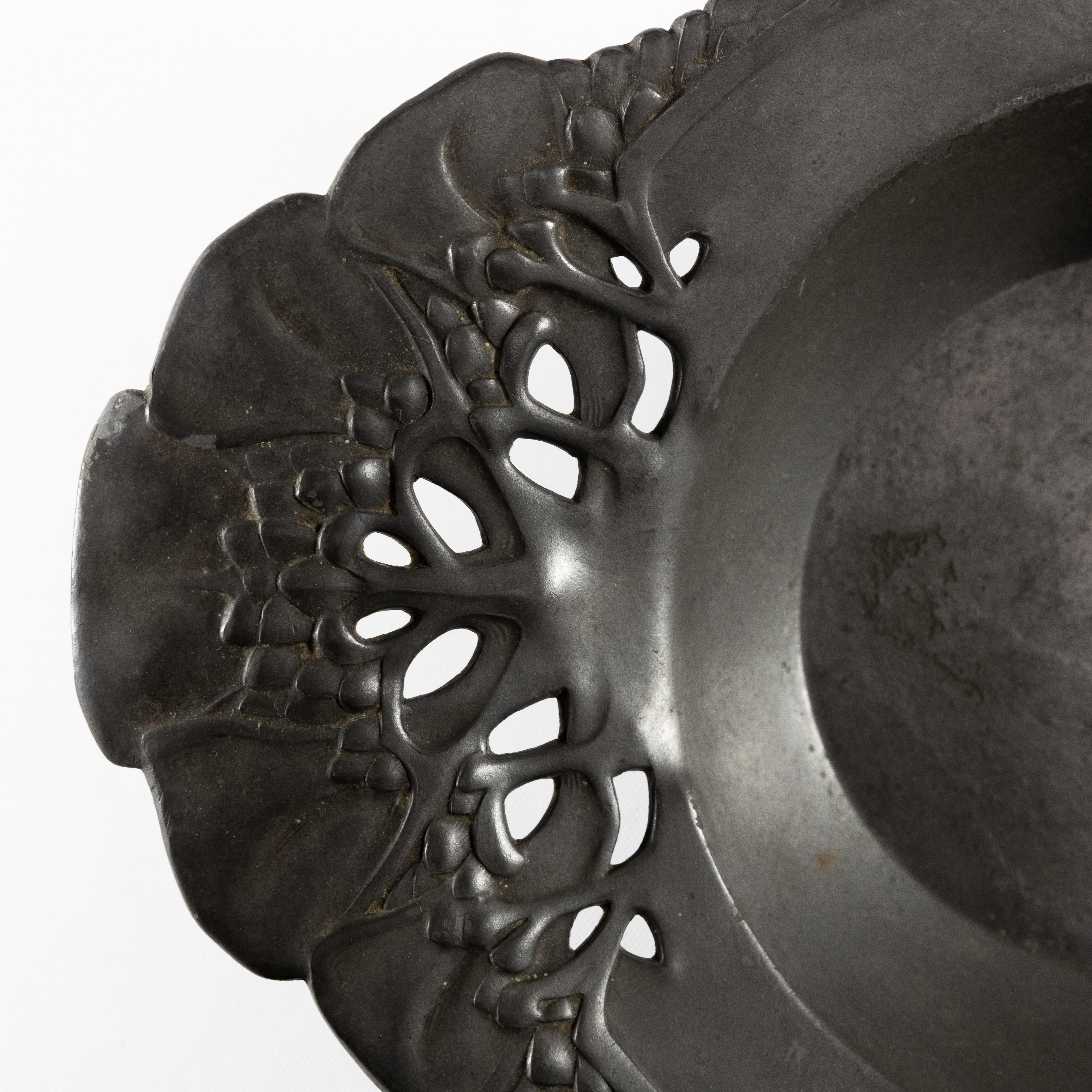 Urania. An Art Nouveau pewter fruit bowl with a loop handle floral decoration For Sale 3