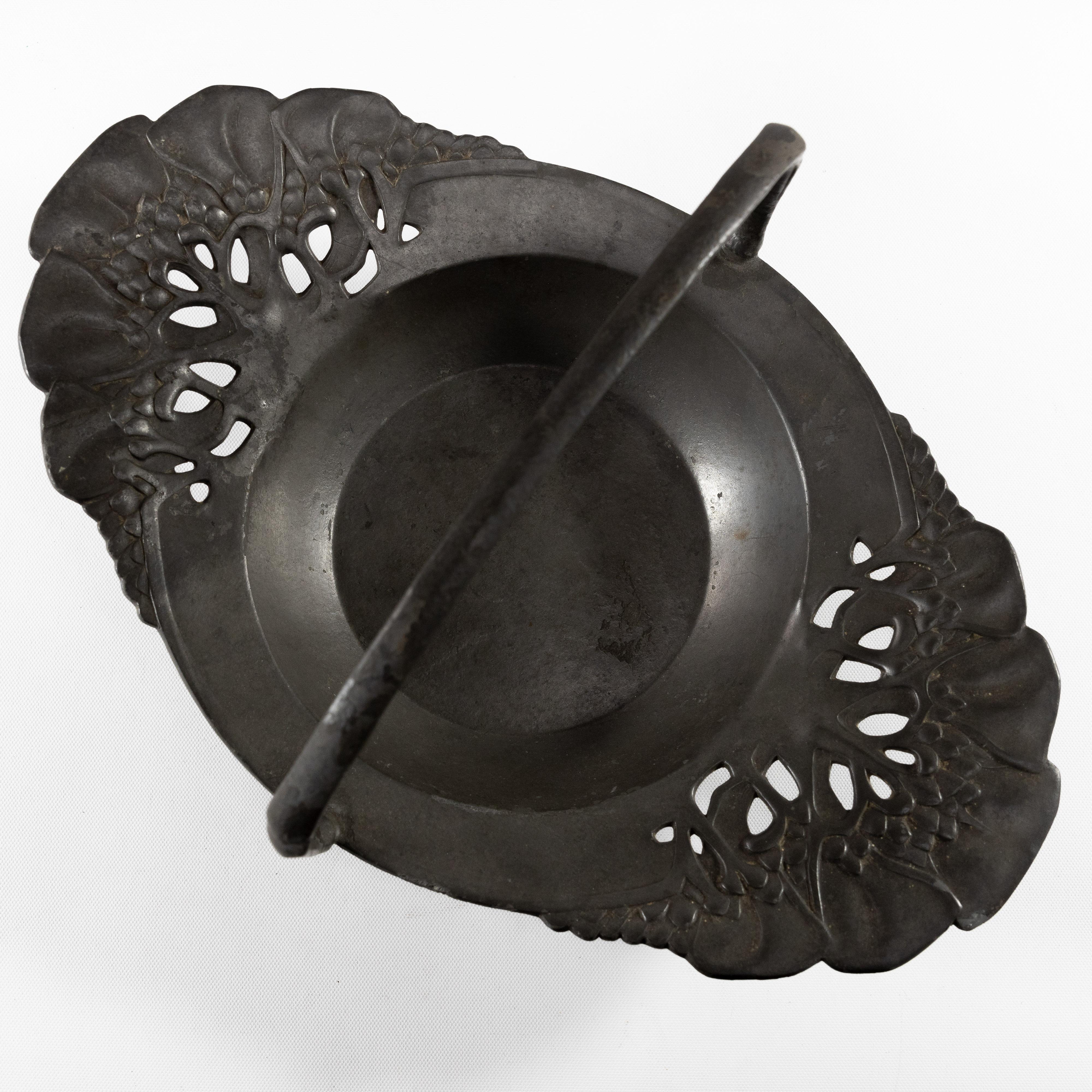 Urania. An Art Nouveau pewter fruit bowl with a loop handle floral decoration For Sale 5