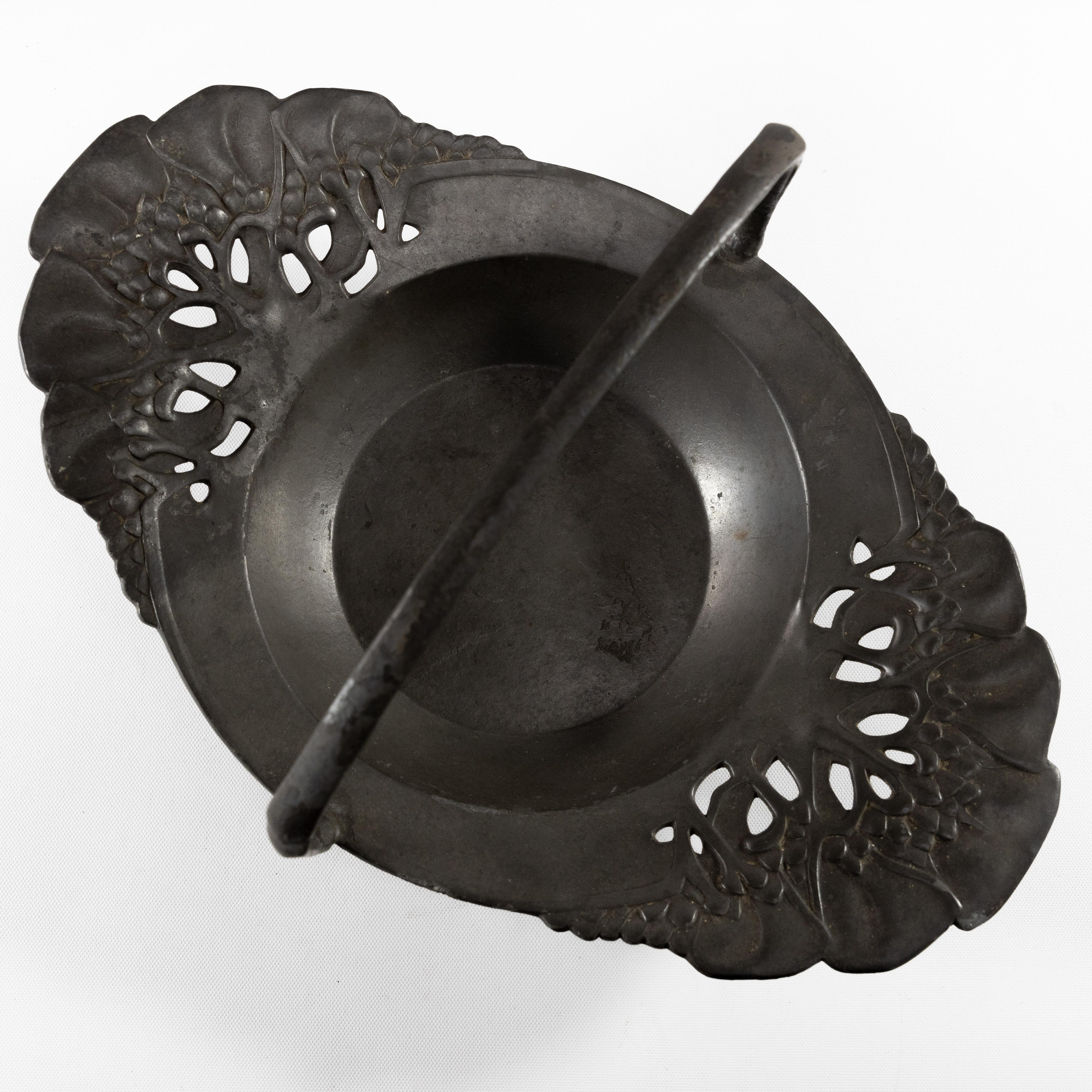 Uranie. Un bol à fruits Art Nouveau en étain avec une poignée en boucle décorée de fleurs en vente 5