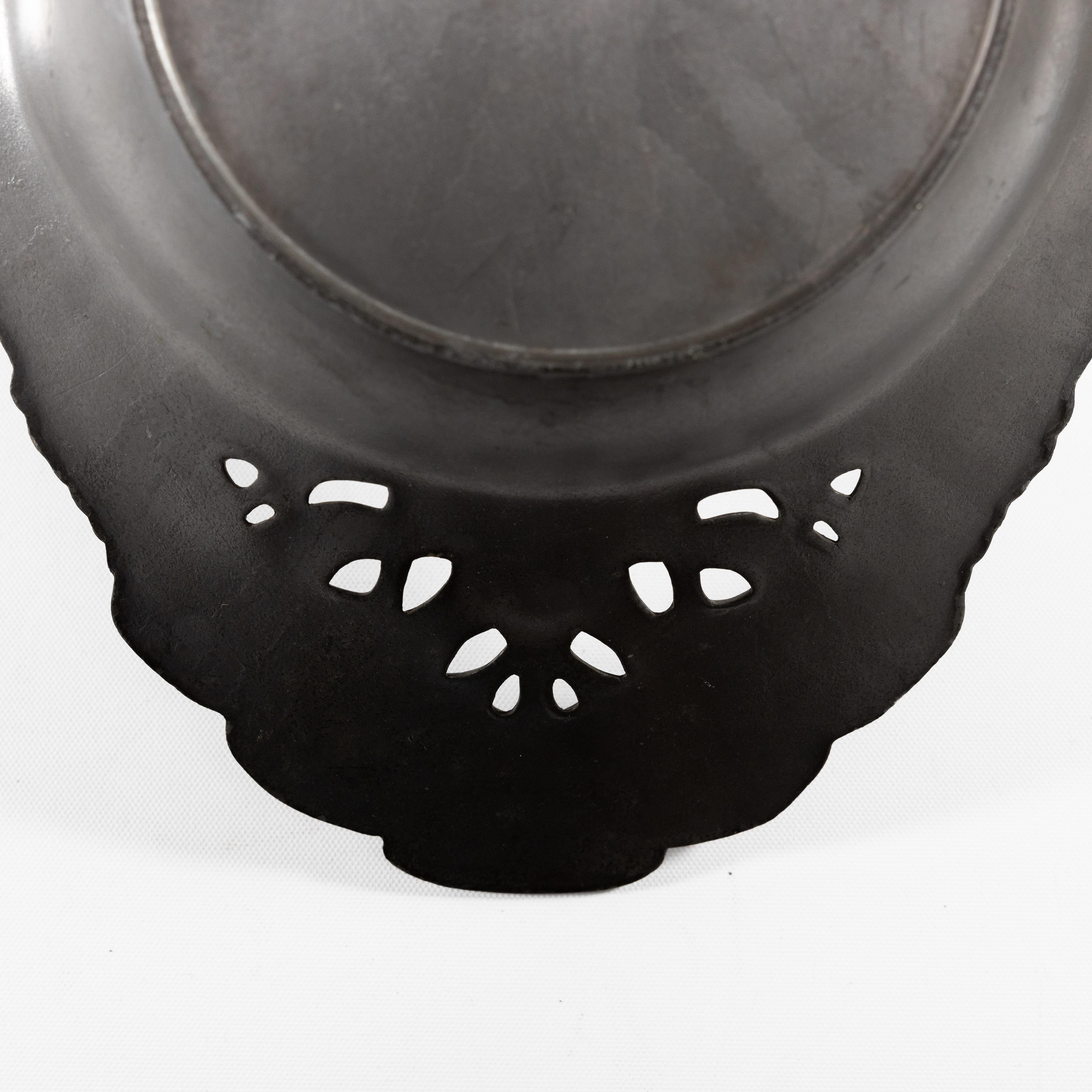 Uranie. Un bol à fruits Art Nouveau en étain avec une poignée en boucle décorée de fleurs en vente 8