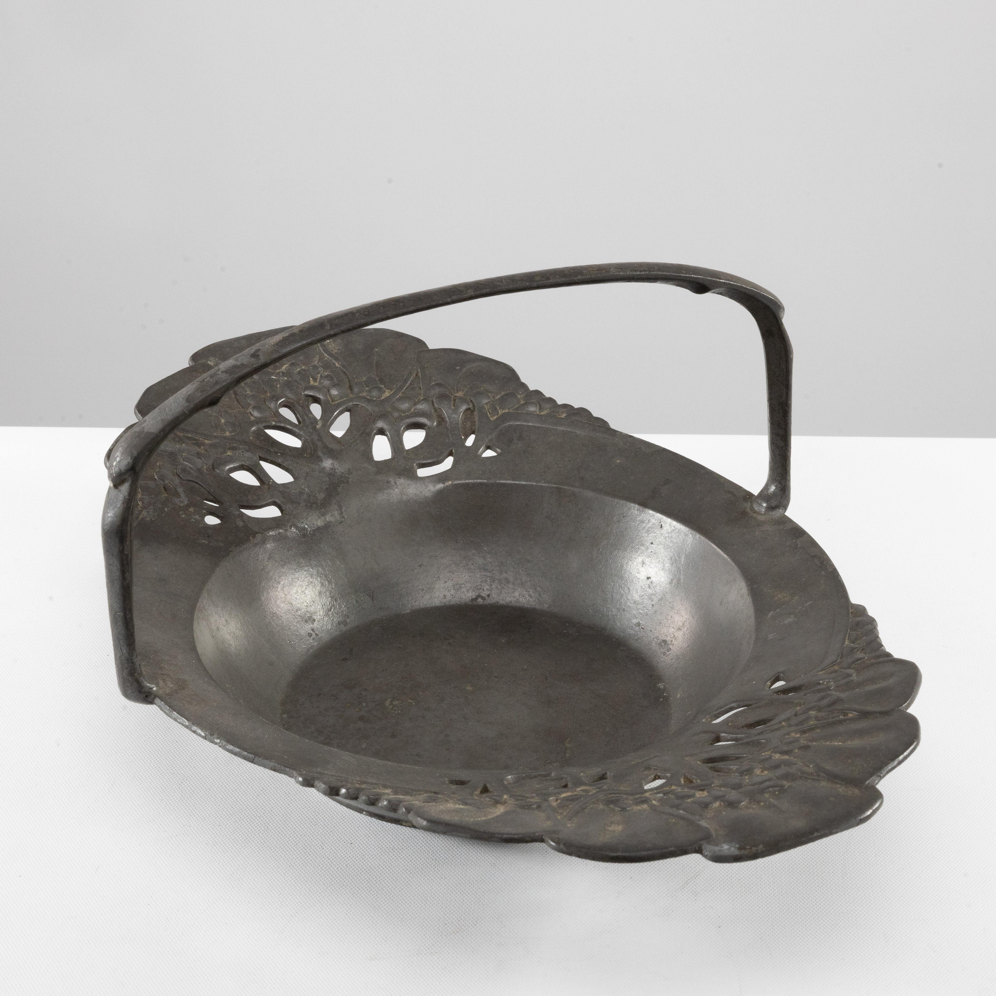 Urania Pewter Ware Maastricht, Pays-Bas. Coupe à fruits ou à pain en étain de style Art Nouveau, avec une anse en forme de boucle et une décoration florale sur les côtés. Urania a été fondée en 1902. Le nom initial de l'entreprise d'Hubert Regout