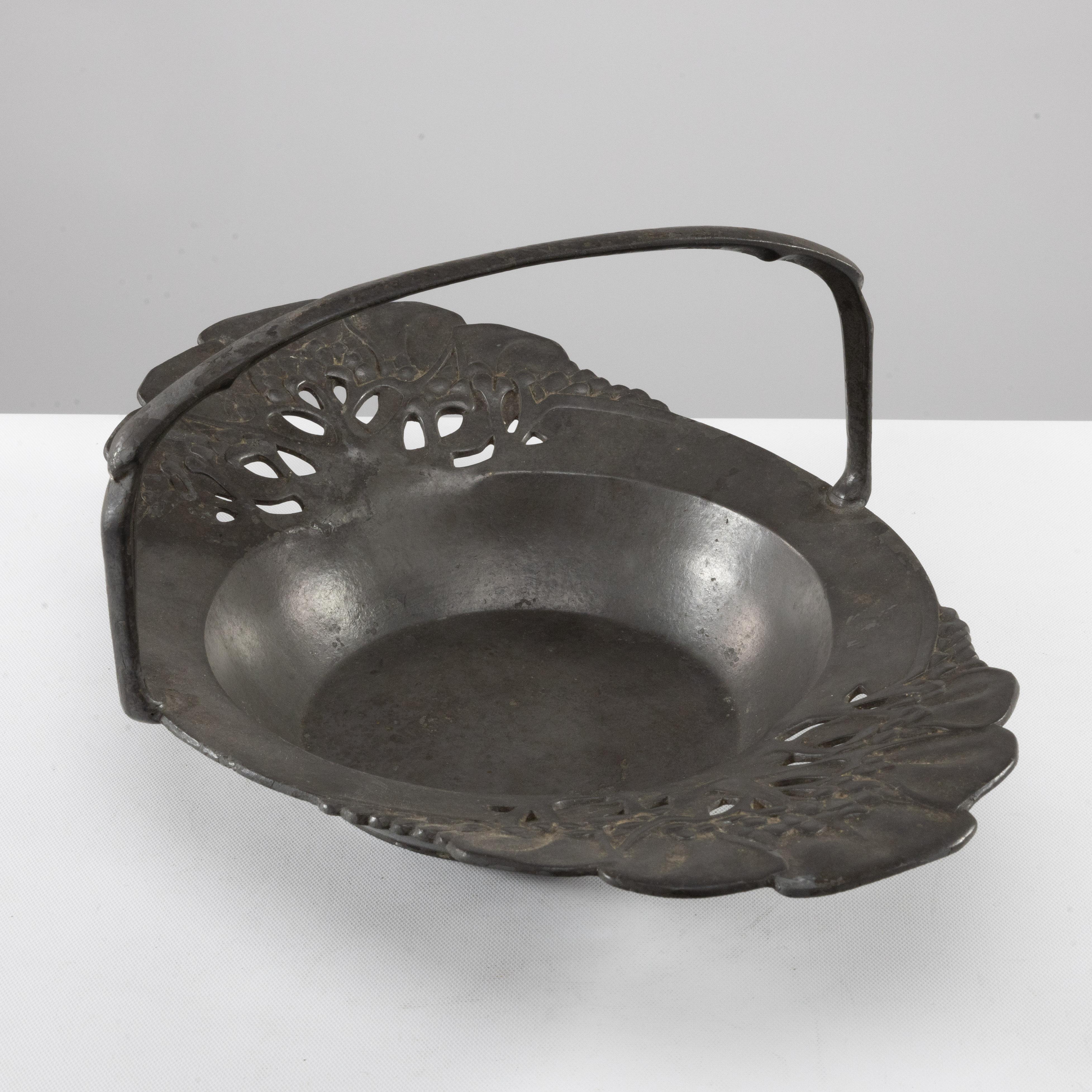 Urania Pewter Ware Maastricht, Holland.
An Art Nouveau pewter fruit or bread bowl with a loop handle floral decoration to the sides.
Urania was founded in 1902. Hubert Regout’s original name for the business was “NV Kuntszinn, but he changed it to
