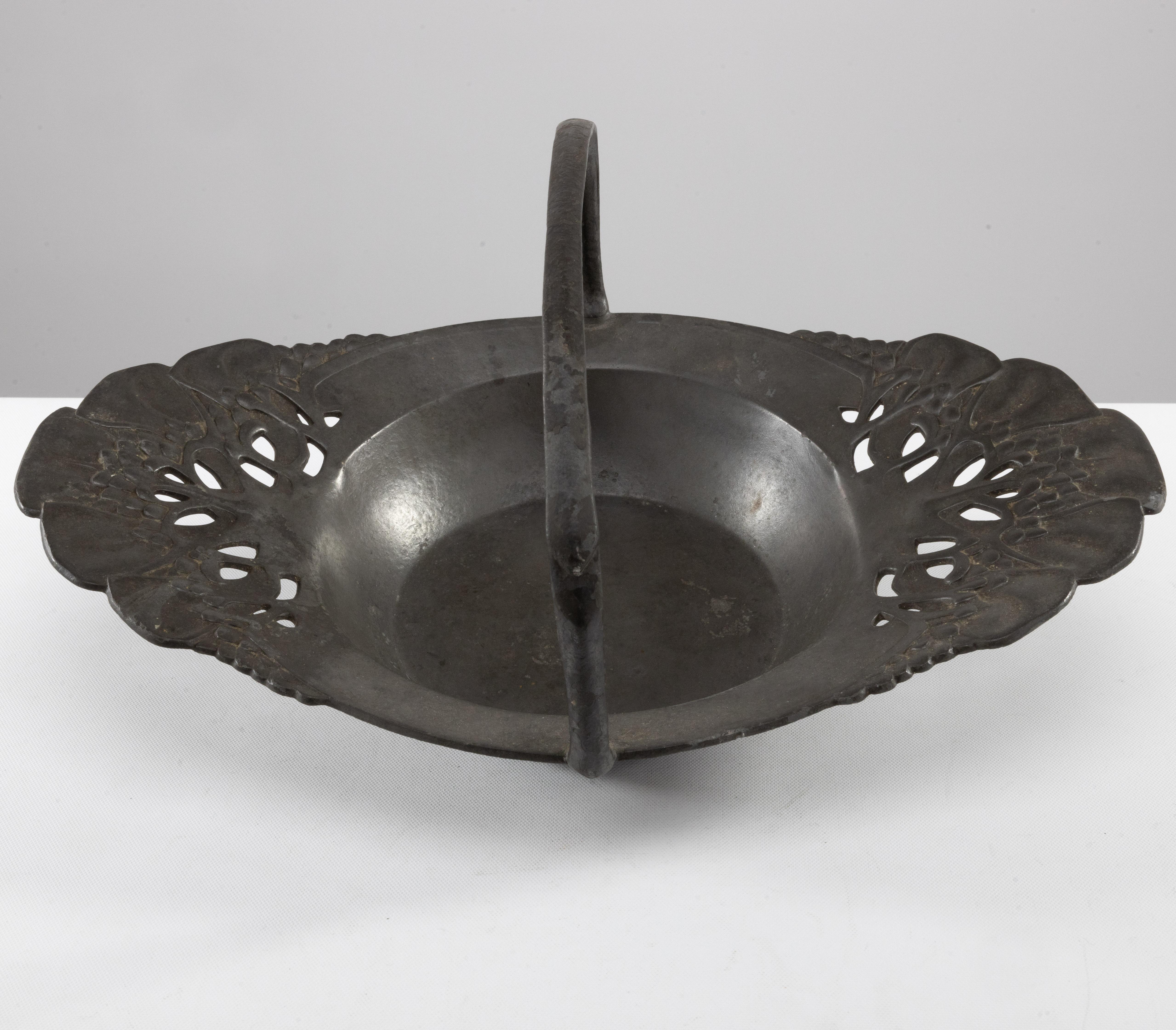 Art nouveau Uranie. Un bol à fruits Art Nouveau en étain avec une poignée en boucle décorée de fleurs en vente
