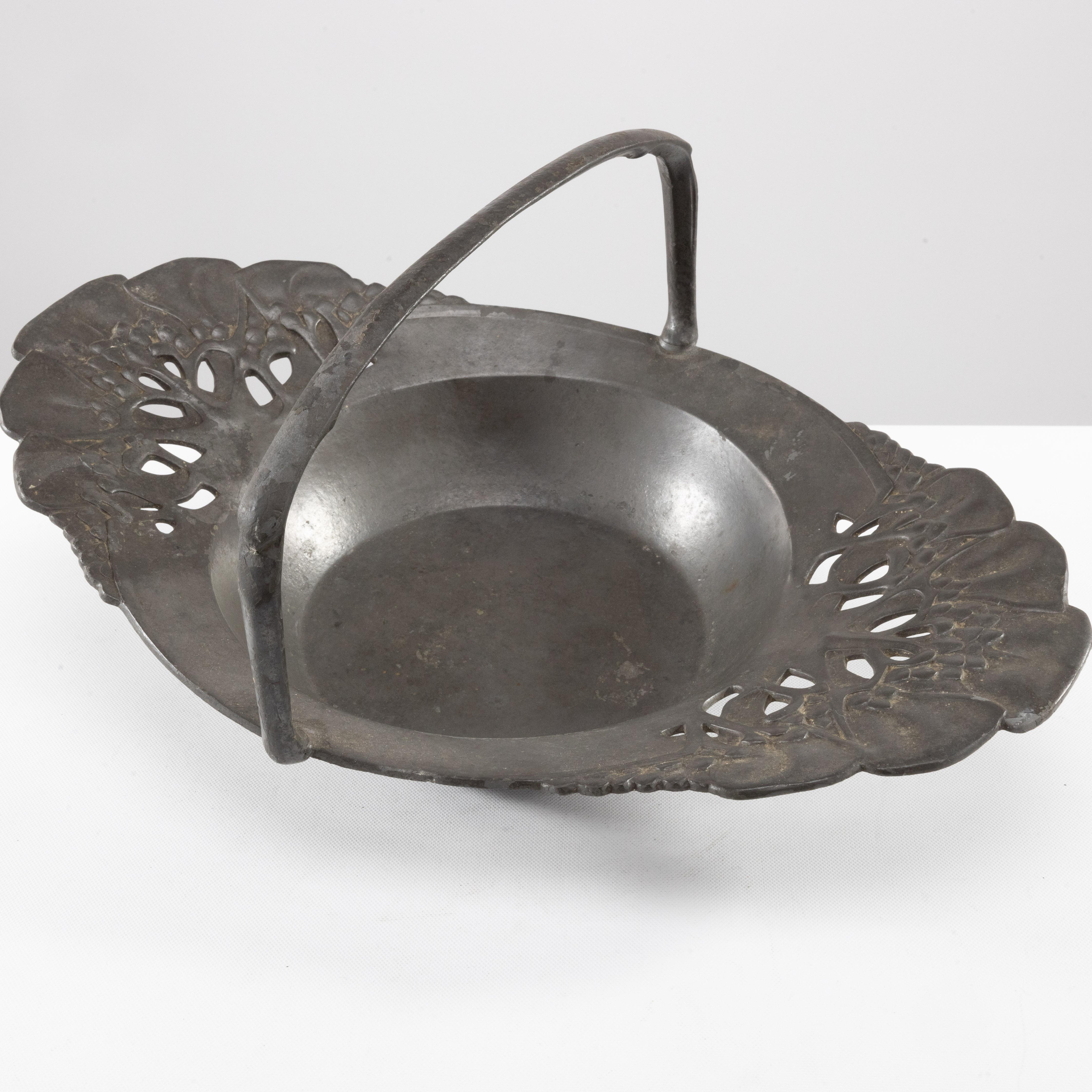 Urania. An Art Nouveau pewter fruit bowl with a loop handle floral decoration In Good Condition For Sale In London, GB
