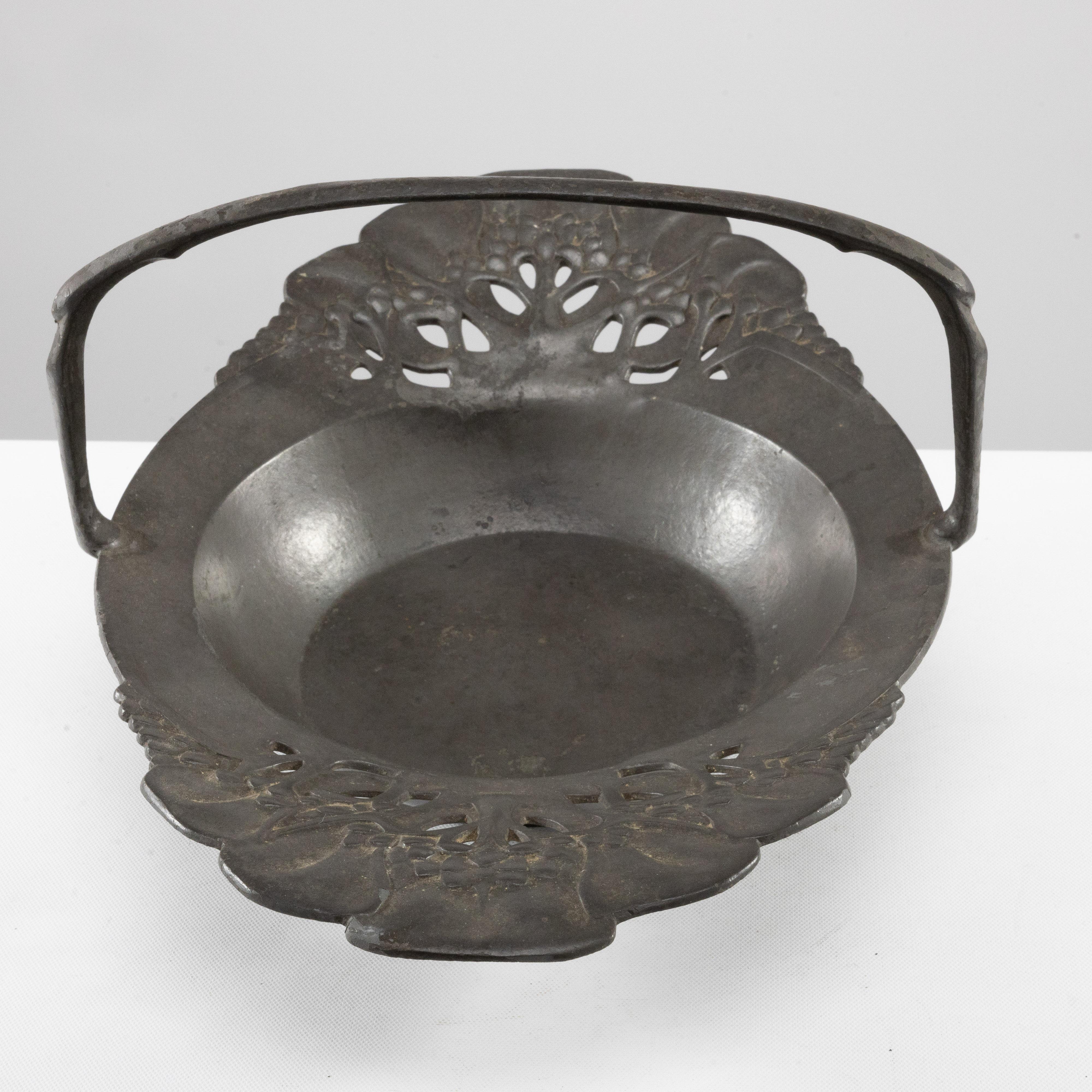Étain Uranie. Un bol à fruits Art Nouveau en étain avec une poignée en boucle décorée de fleurs en vente