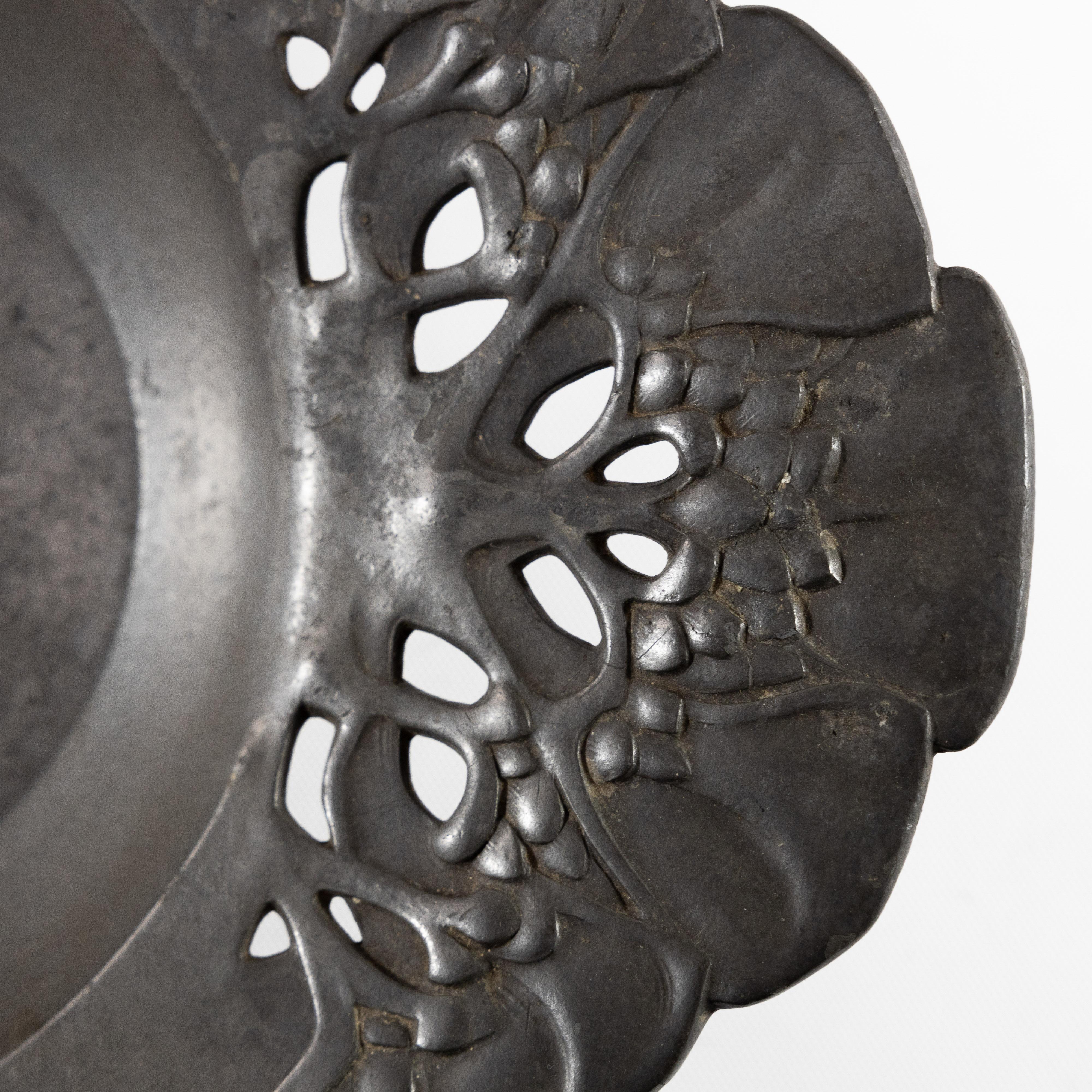 Uranie. Un bol à fruits Art Nouveau en étain avec une poignée en boucle décorée de fleurs en vente 1