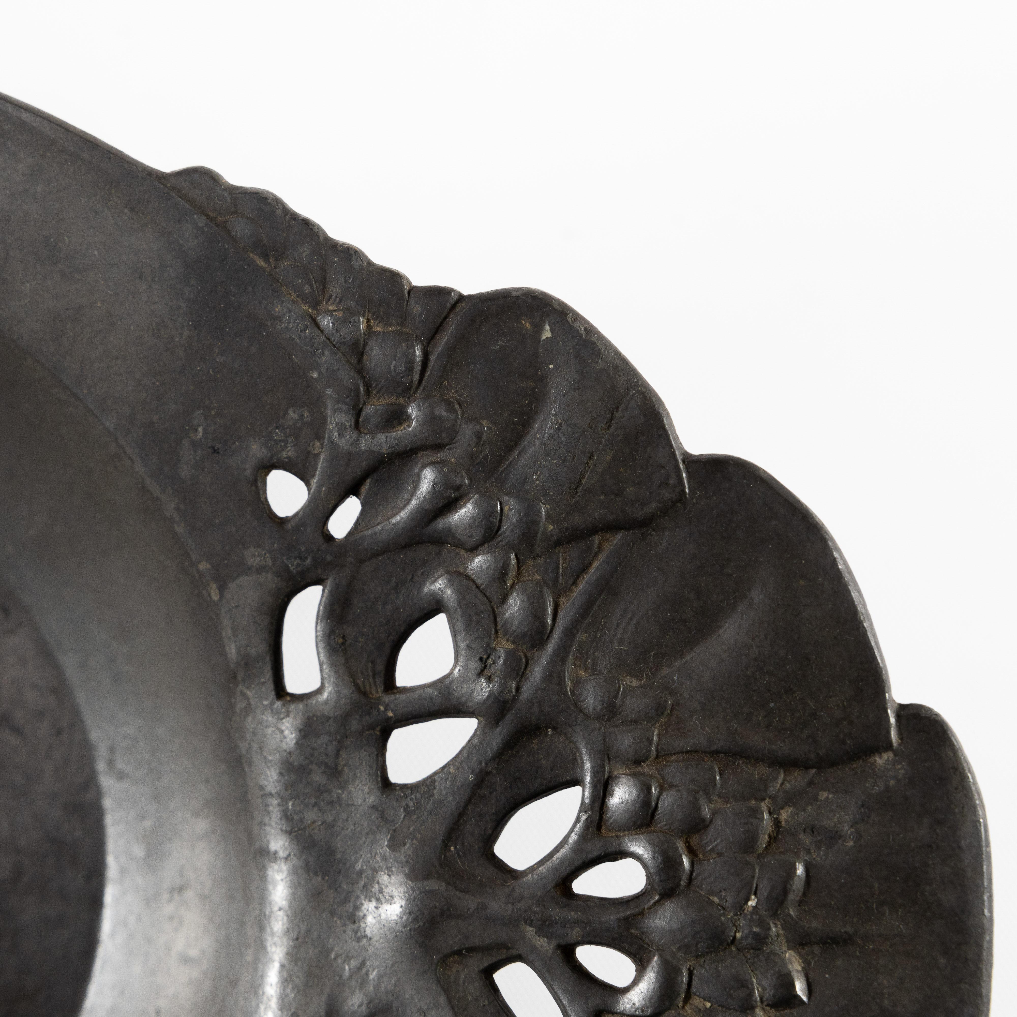 Uranie. Un bol à fruits Art Nouveau en étain avec une poignée en boucle décorée de fleurs en vente 2