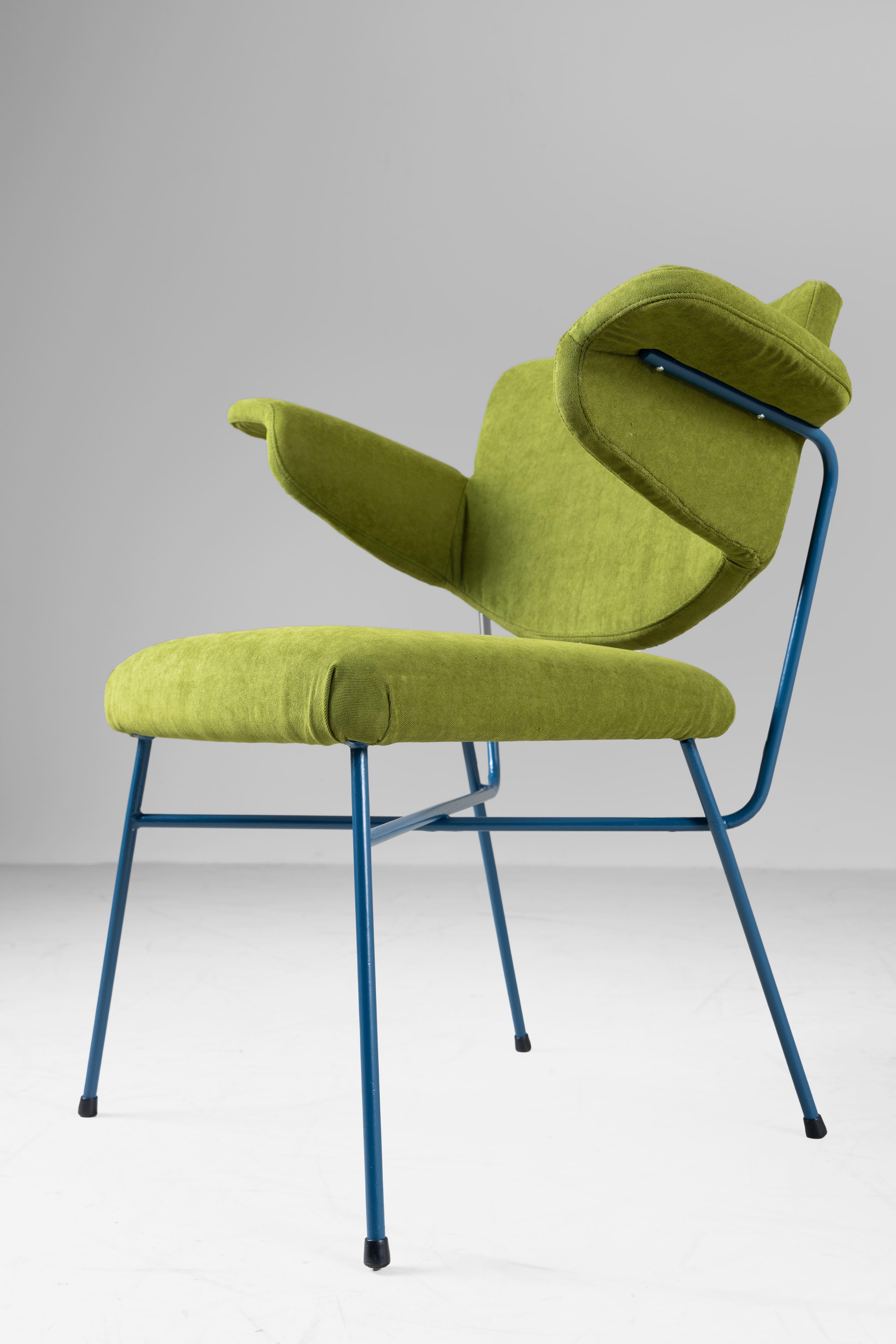 Le sedie Urania, progettate dallo Studio BBPR per Arflex nel 1954, rappresentano un rarissimo esempio di design italiano del dopoguerra, molto ricercato dai collezionisti di antiquariato moderno e dagli appassionati di mobili di alto livello. Il