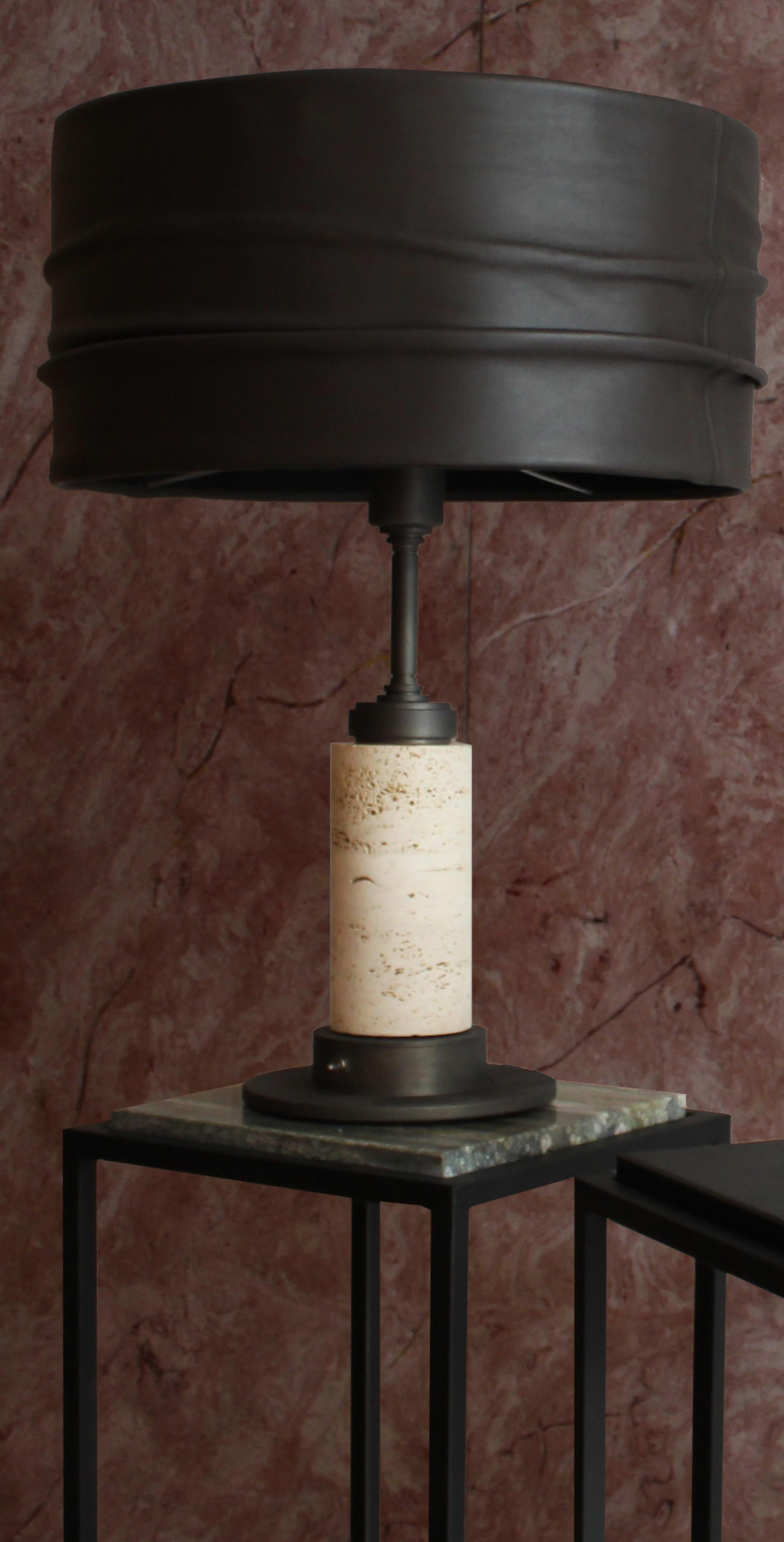 Lampe de table Urania d'Acanthus Studio Roma
Édition limitée
Dimensions : D 50 x L 50 x H 75 cm.
MATERIAL : Acier, cuir et pierre de Travertino.

Chaque pièce est fabriquée à la main, et reproductible en édition limitée mais avec des