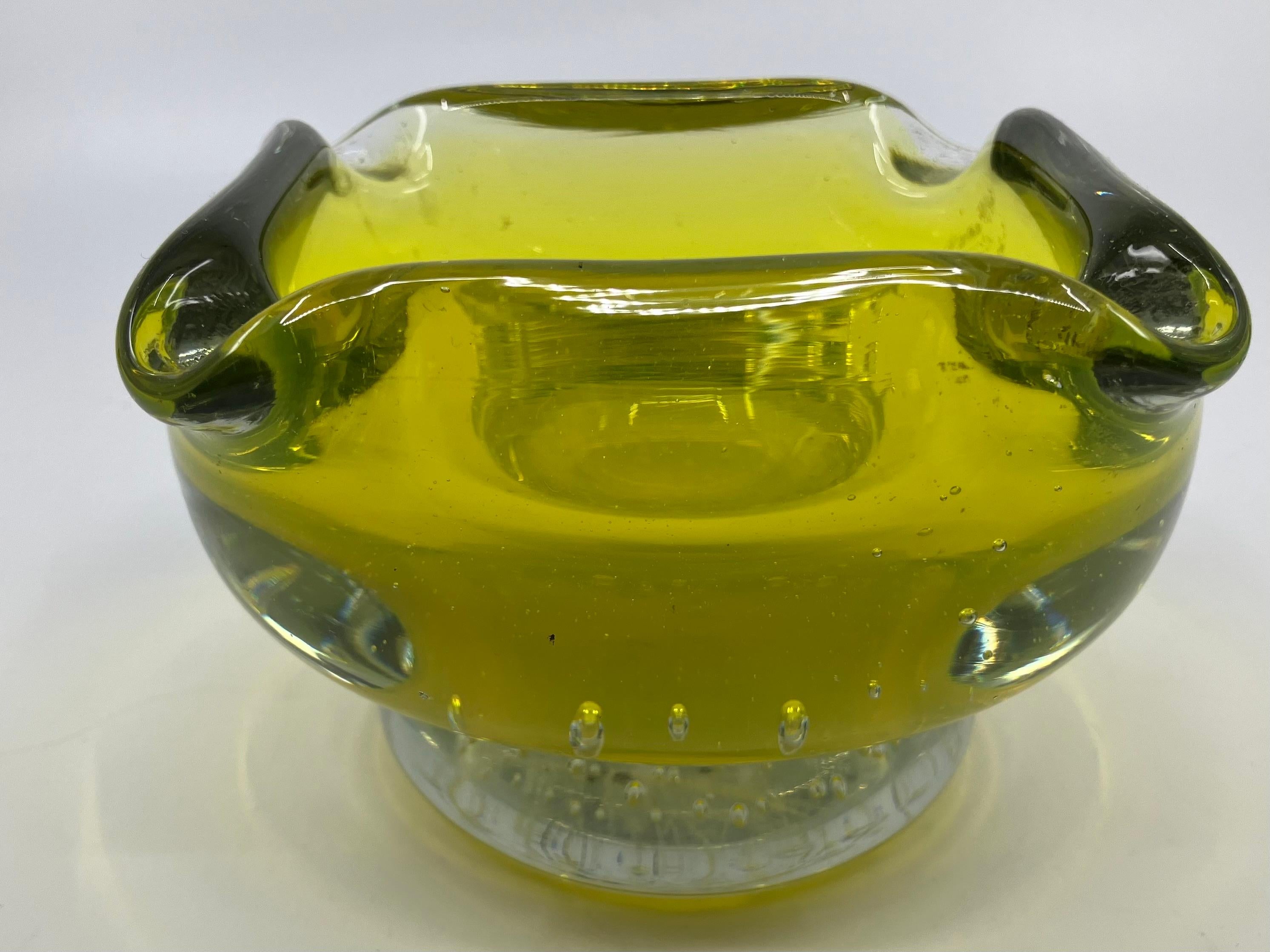 Uranium Glass Ashtray In Good Condition For Sale In New York, NY