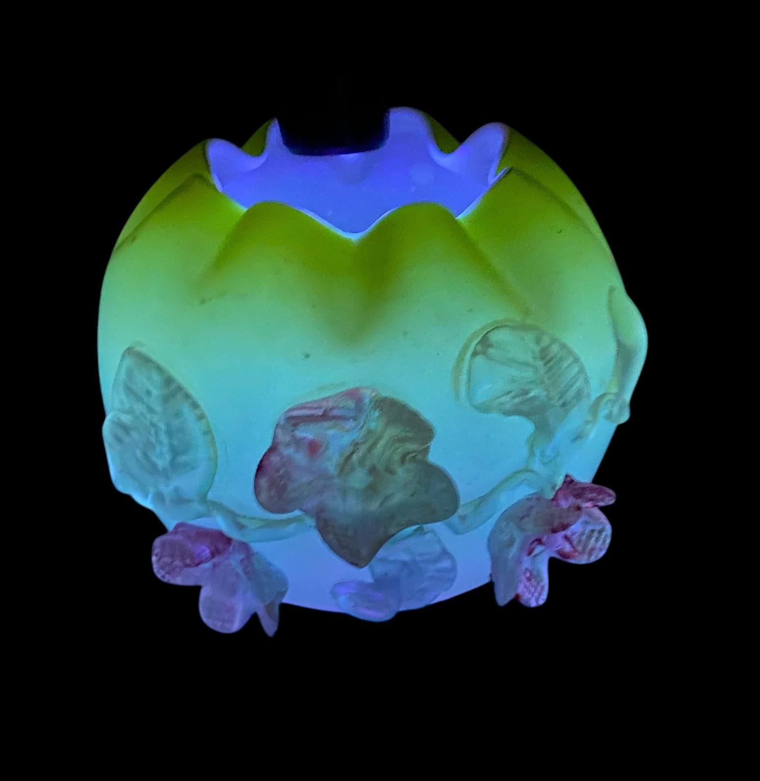 Uranium Harrach Mat-Su-Noke Rose Bowl Bohemian Art Glass Aesthetic Period For Sale 6