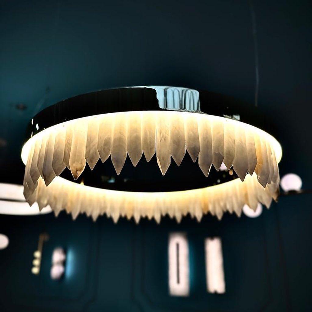 Lampadario a sospensione in alabastro rotondo Urano 1 D60 di Alabastro Italiano
Dimensioni: D. 60 x H. 19 x H. Max 300cm
Materiali: Alabastro, Metallo

Altre finiture metalliche: Argento lucido, Bronzo, Ottone spazzolato, Ruggine di Firenze, Brunito