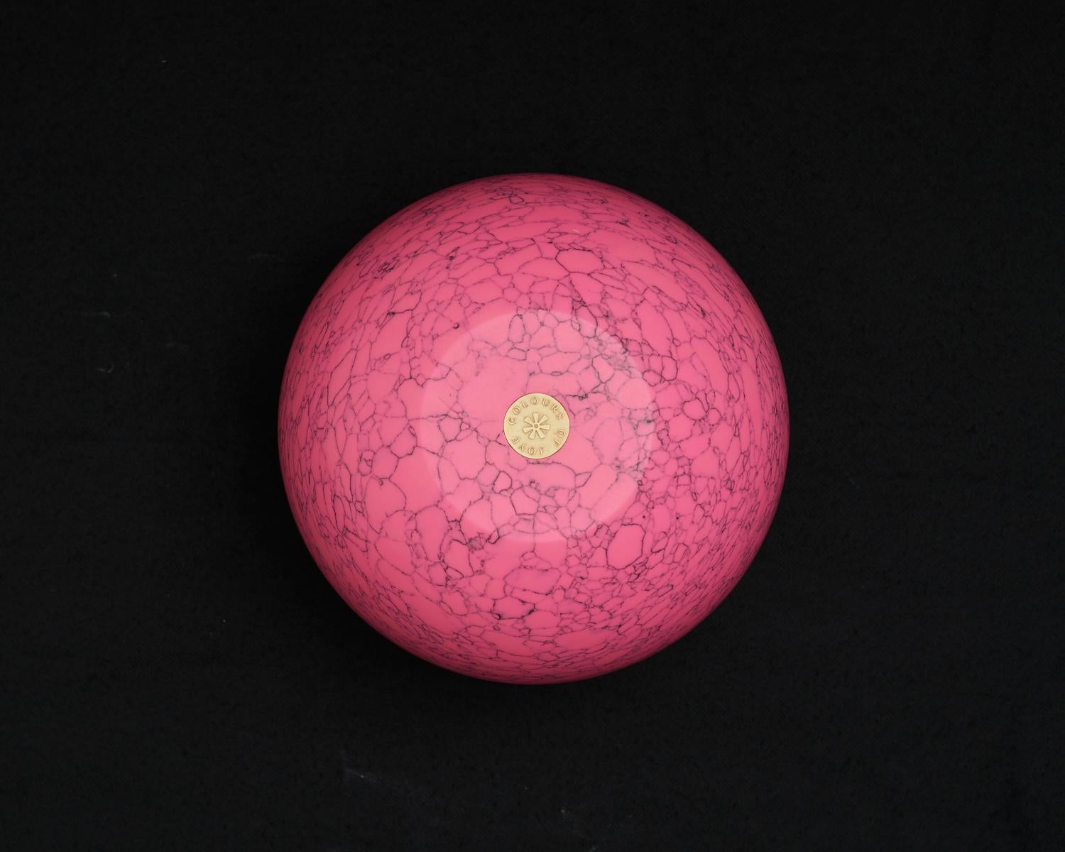 Intagliato Vaso Uranus in rosa francese, mix di marmo frantumato e resina, di Colours of JoYE in vendita