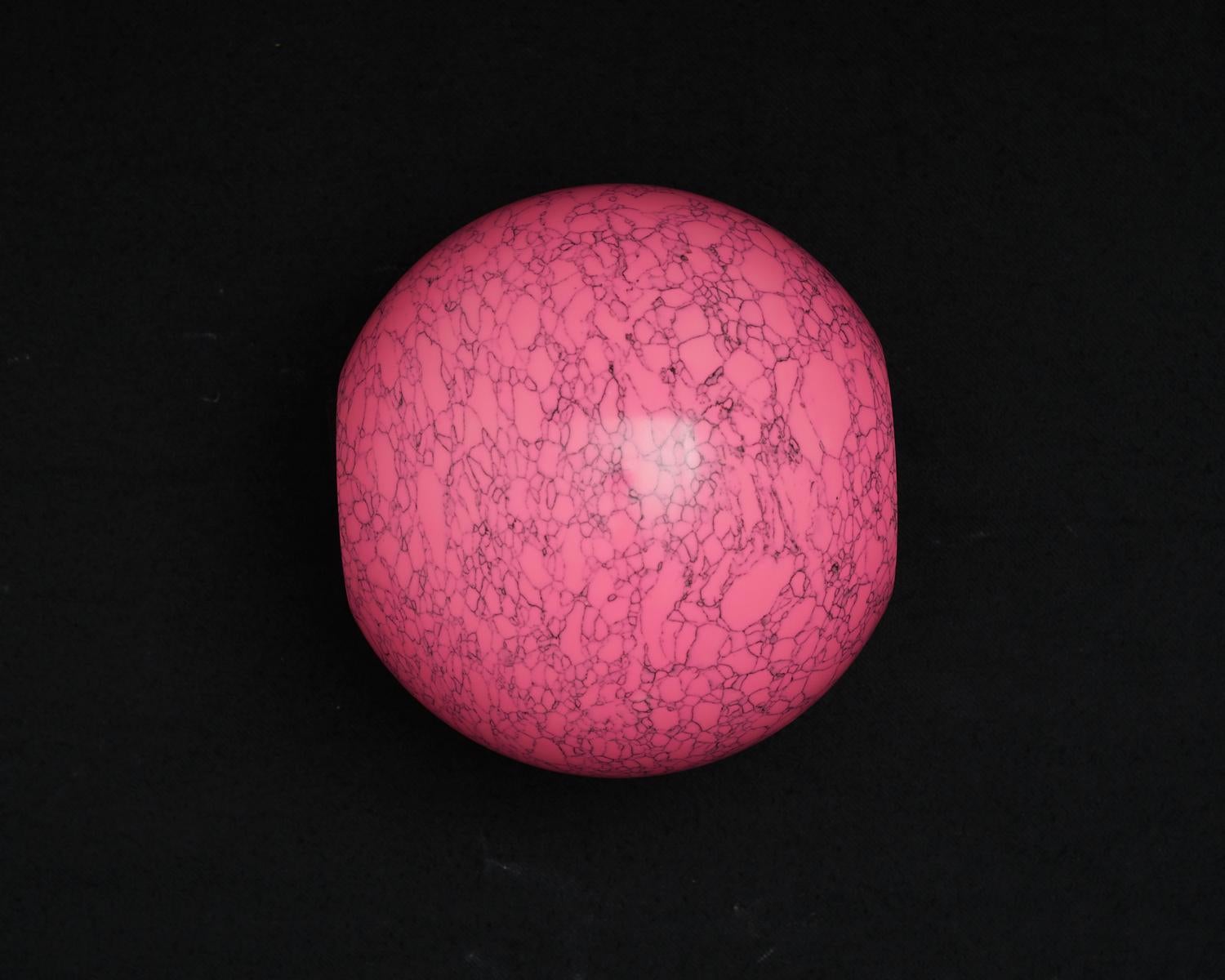 XXI secolo e contemporaneo Vaso Uranus in rosa francese, mix di marmo frantumato e resina, di Colours of JoYE in vendita