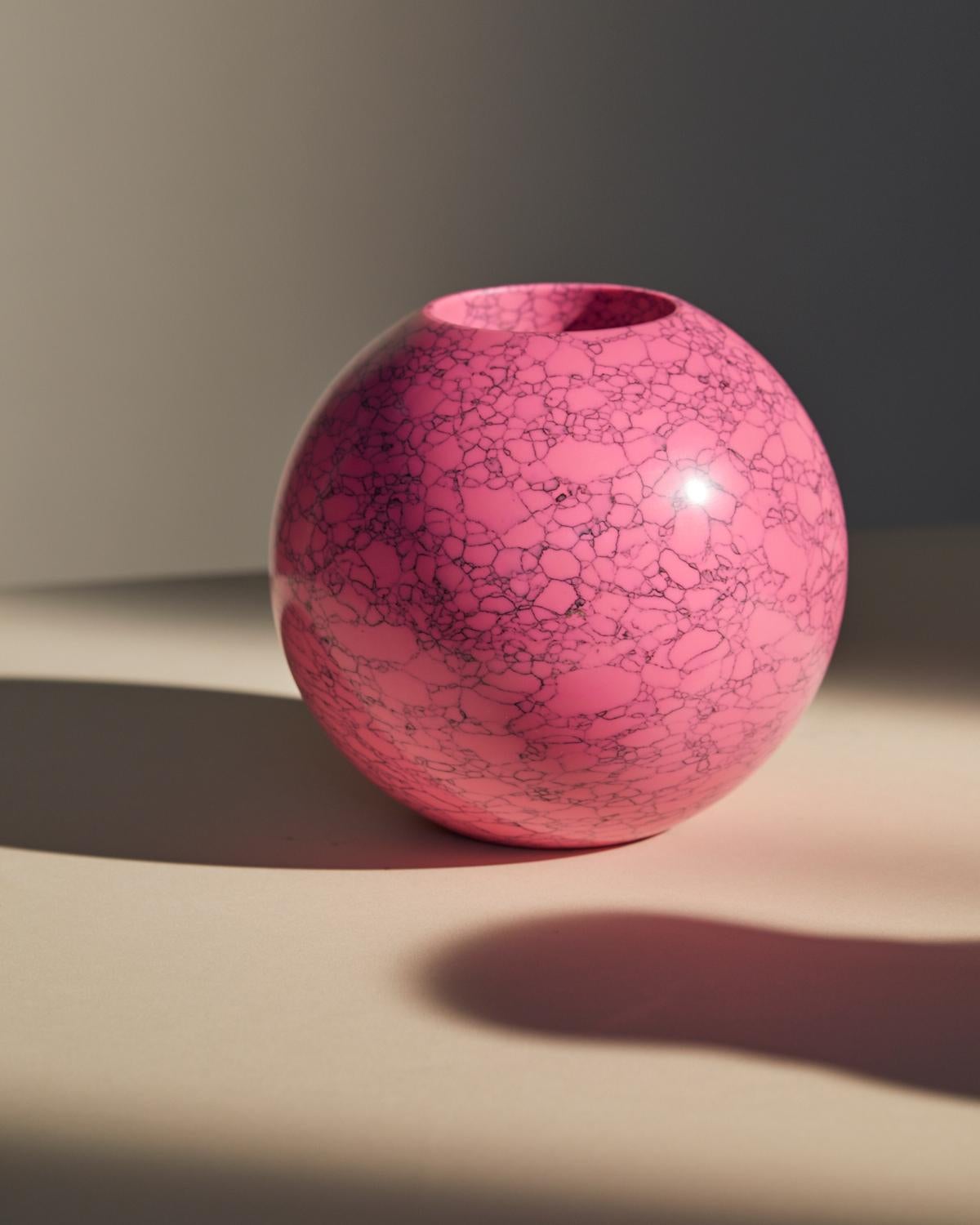 Resina Vaso Uranus in rosa francese, mix di marmo frantumato e resina, di Colours of JoYE in vendita