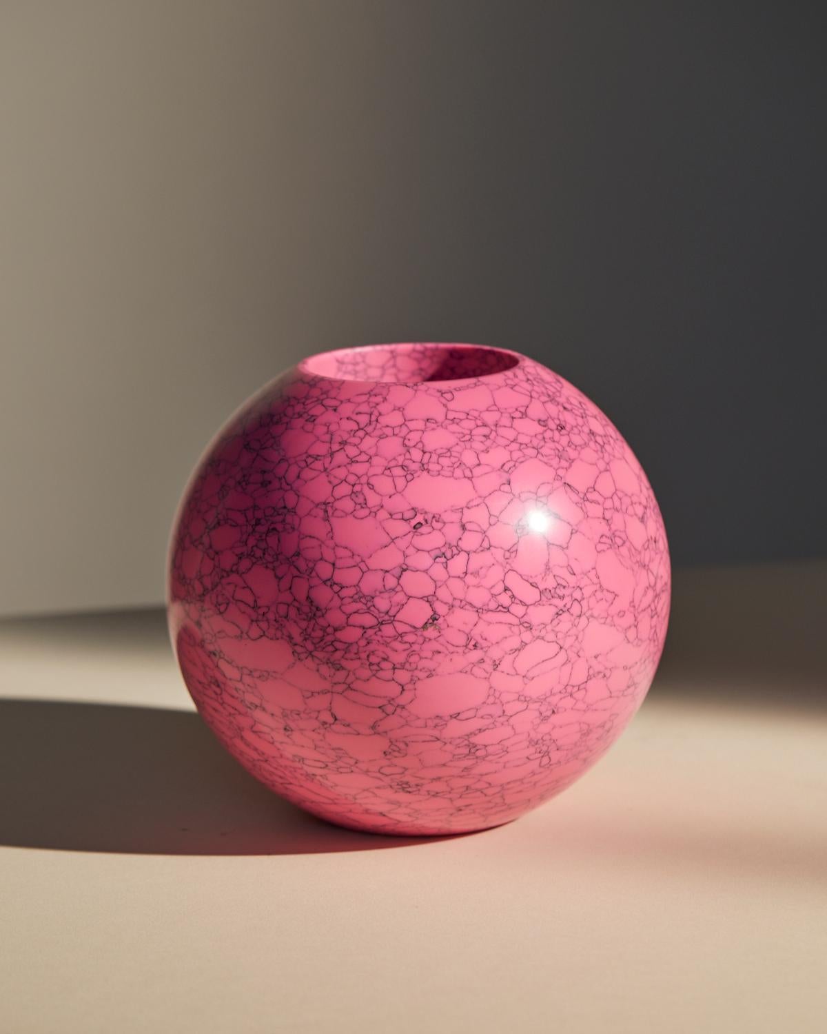 Vaso Uranus in rosa francese, mix di marmo frantumato e resina, di Colours of JoYE in vendita 1