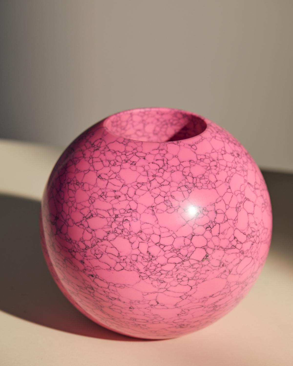 Vaso Uranus in rosa francese, mix di marmo frantumato e resina, di Colours of JoYE in vendita 2