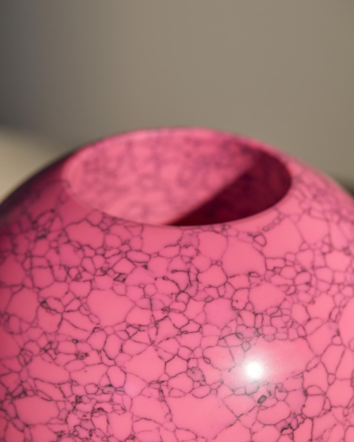 Vaso Uranus in rosa francese, mix di marmo frantumato e resina, di Colours of JoYE in vendita 3
