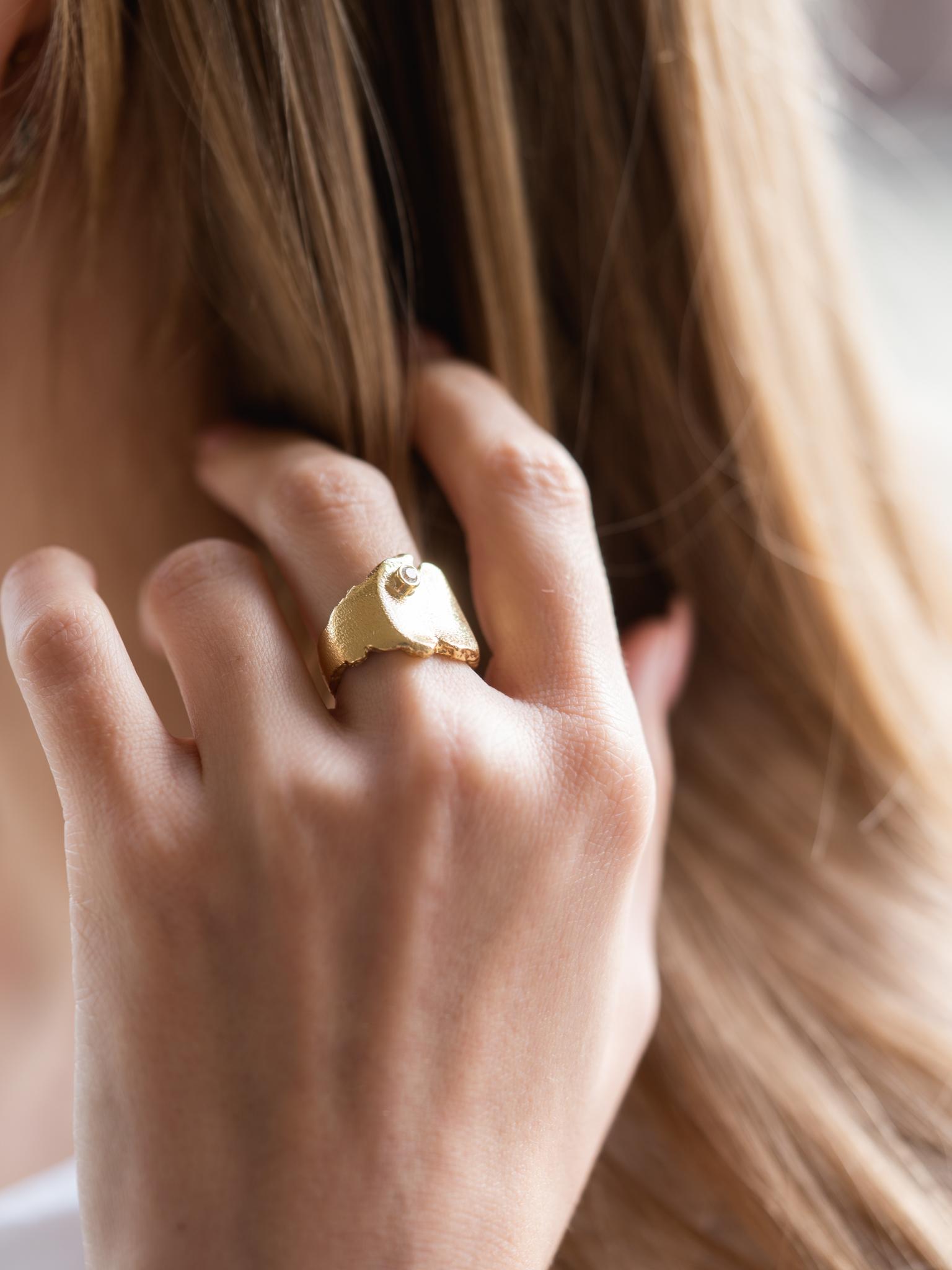 Im Angebot: URART 0,10 Karat Diamant, 18K Gold 